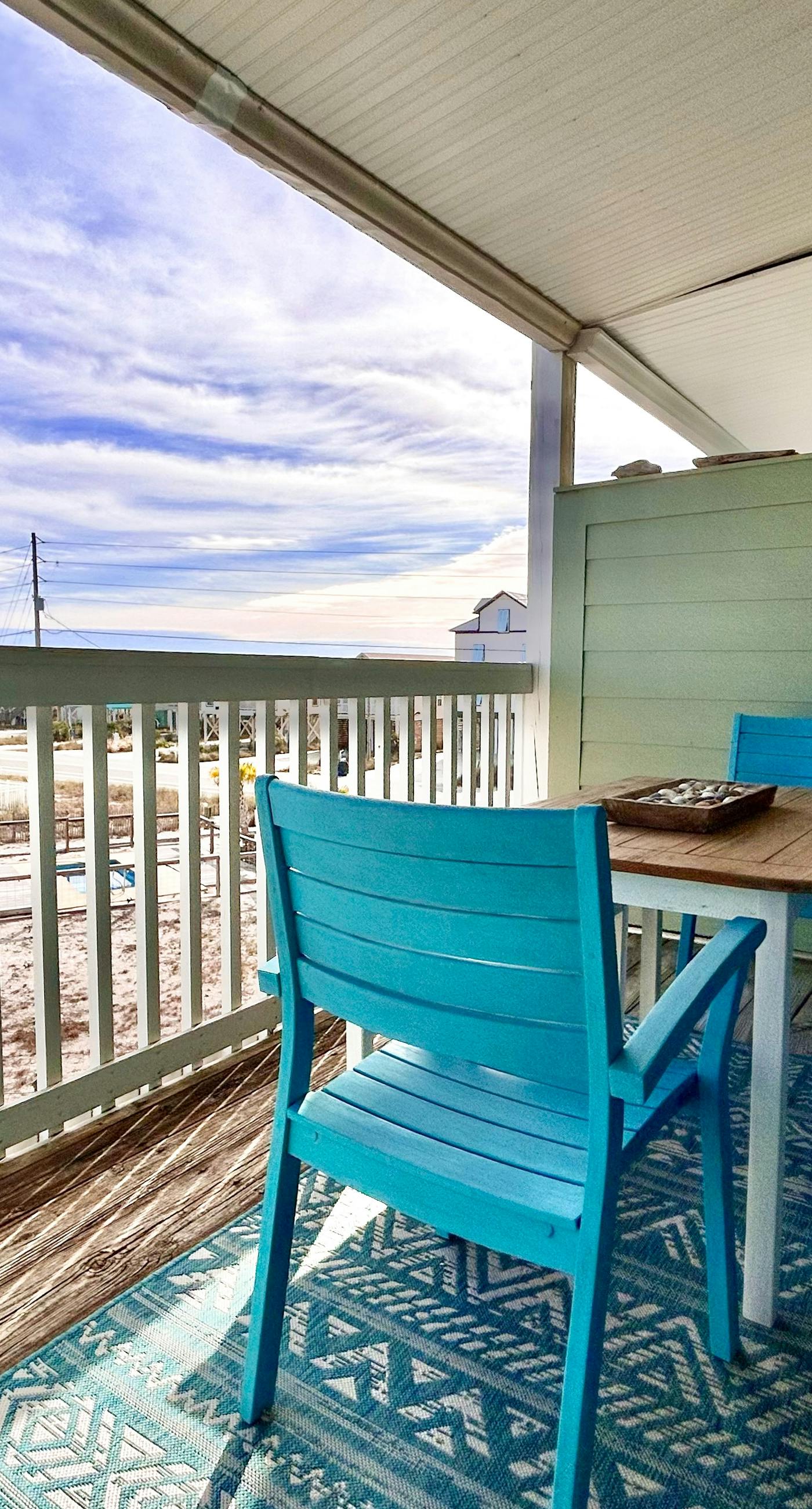 Waterfront condo with shared pool & pier, gas grill, balcony & AC