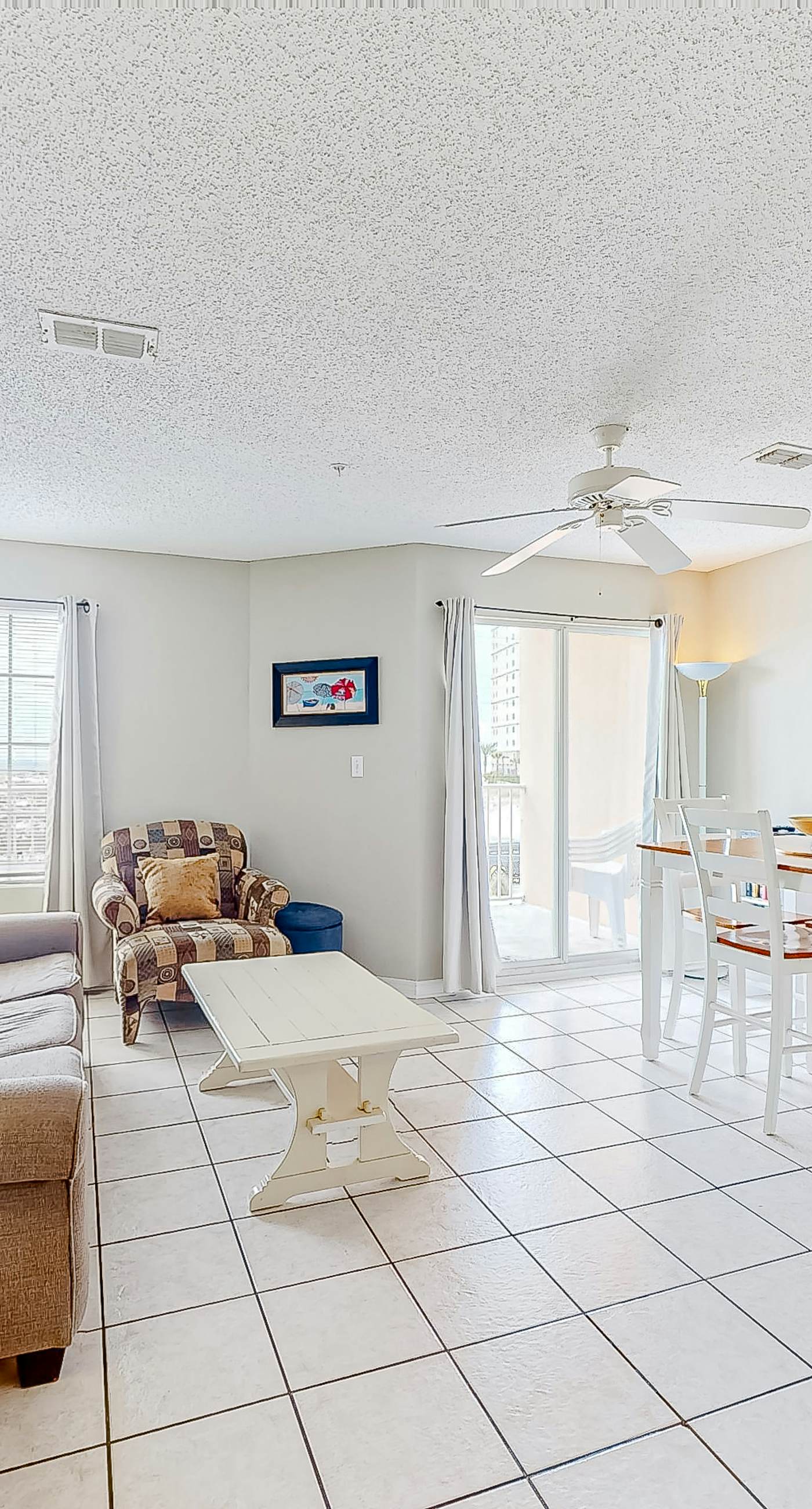 Beachfront condo w/private balcony, A/C, shared BBQ, pool, hot tub, free WiFi