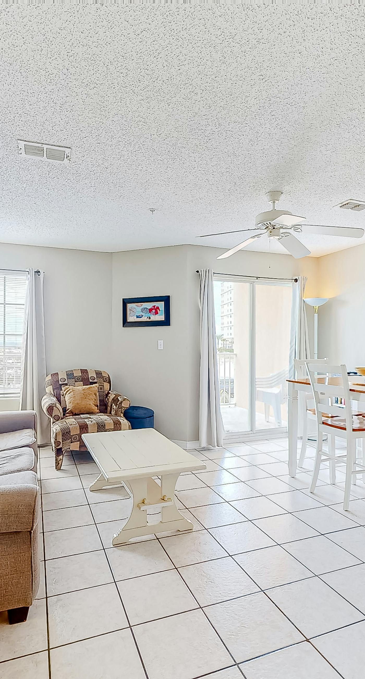 Beachfront condo w/private balcony, A/C, shared BBQ, pool, hot tub, free WiFi
