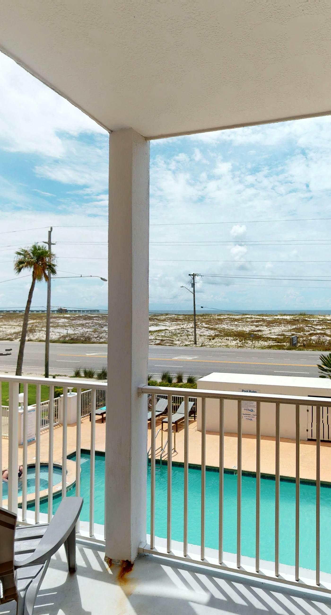Beachfront condo w/private balcony, A/C, shared BBQ, pool, hot tub, free WiFi