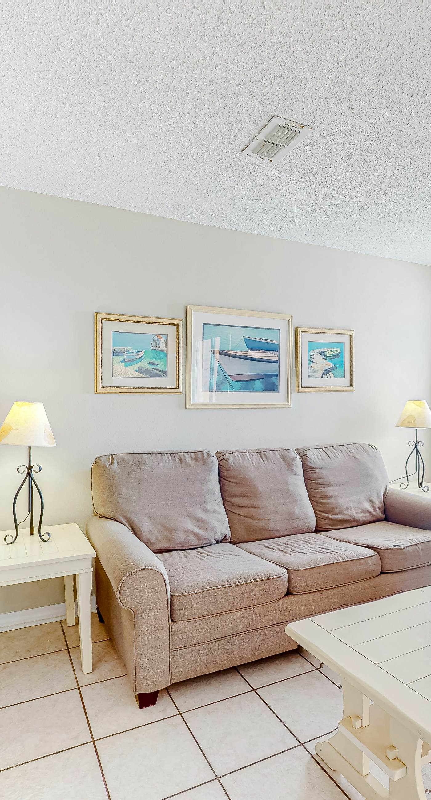 Beachfront condo w/private balcony, A/C, shared BBQ, pool, hot tub, free WiFi