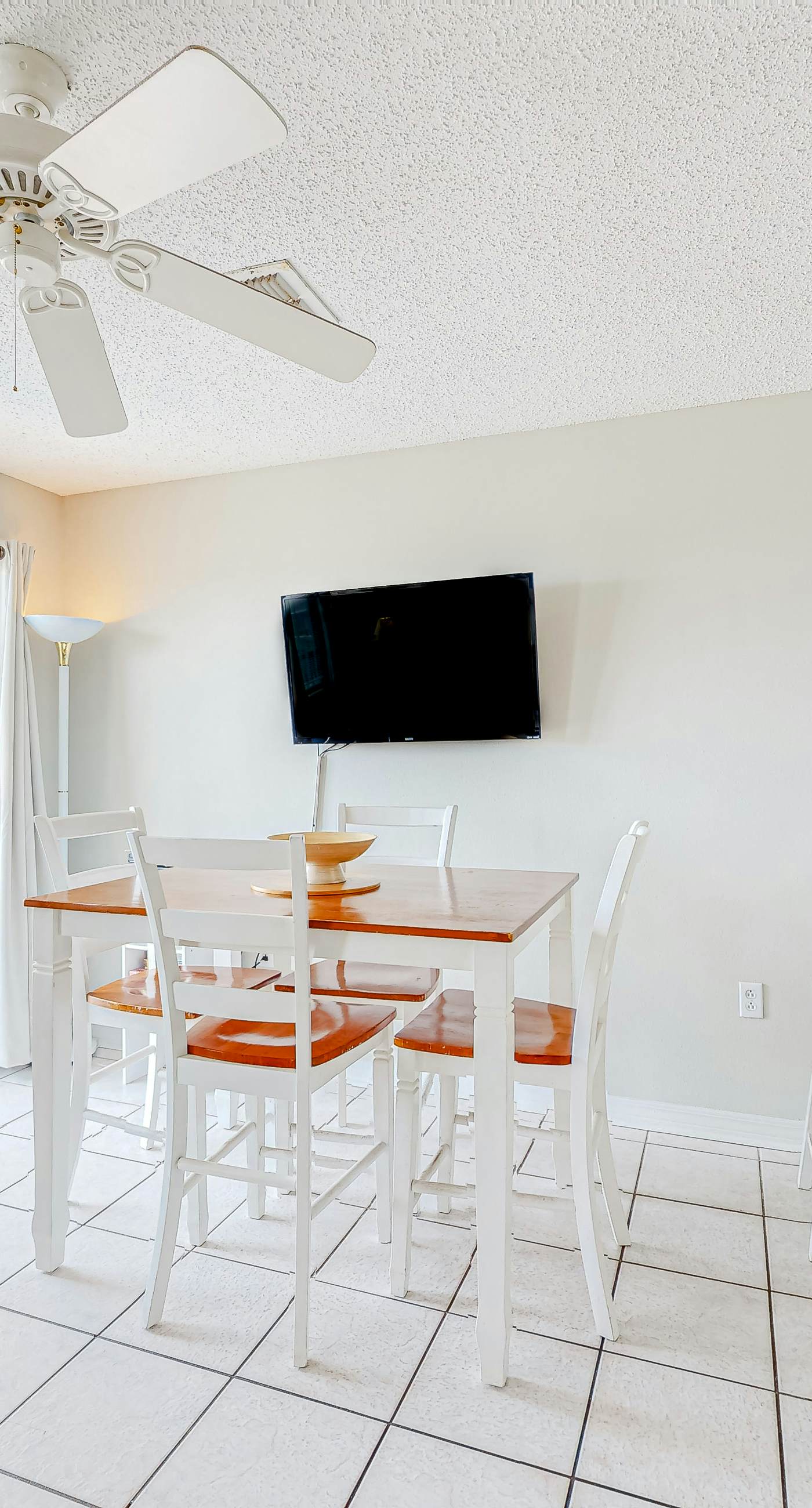 Beachfront condo w/private balcony, A/C, shared BBQ, pool, hot tub, free WiFi