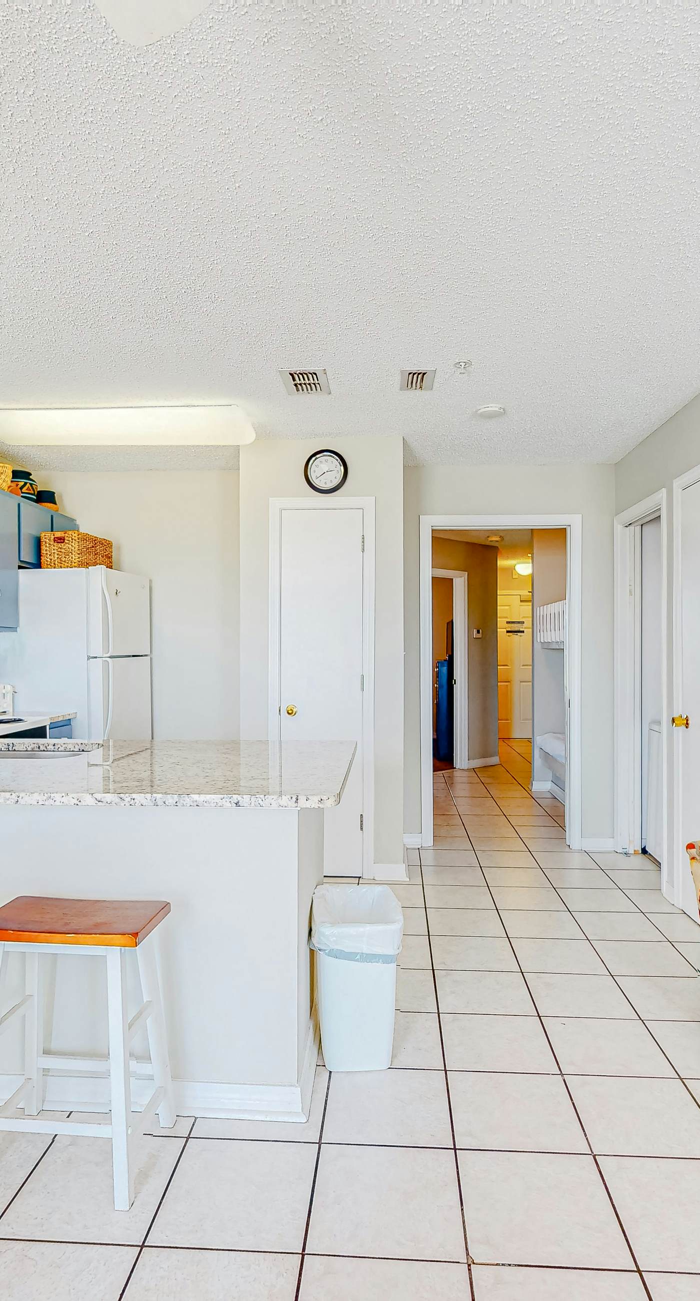 Beachfront condo w/private balcony, A/C, shared BBQ, pool, hot tub, free WiFi