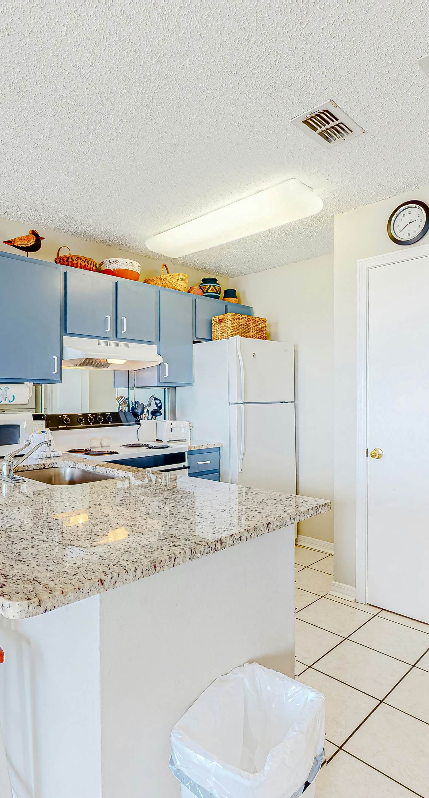 Beachfront condo w/private balcony, A/C, shared BBQ, pool, hot tub, free WiFi