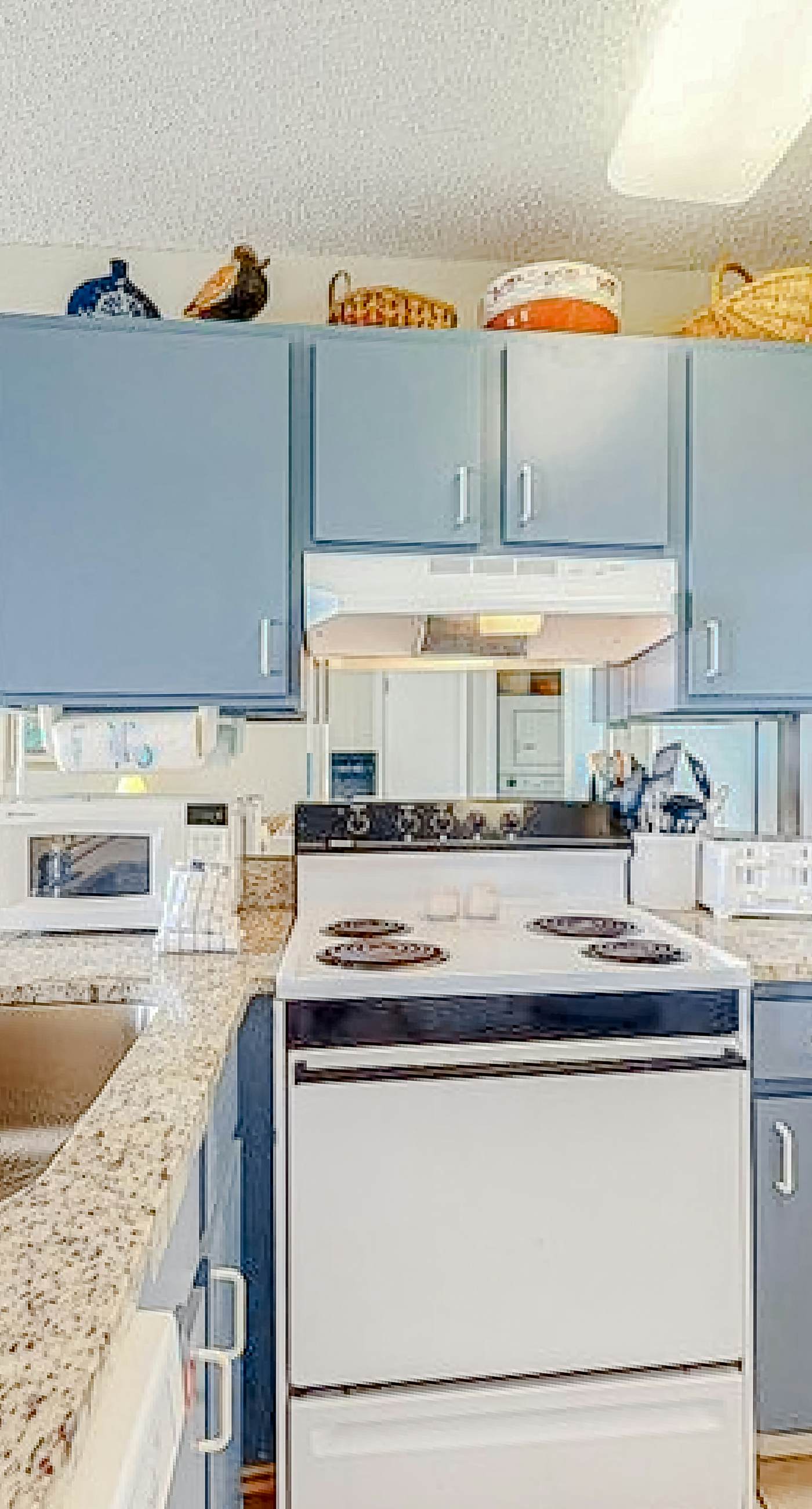 Beachfront condo w/private balcony, A/C, shared BBQ, pool, hot tub, free WiFi