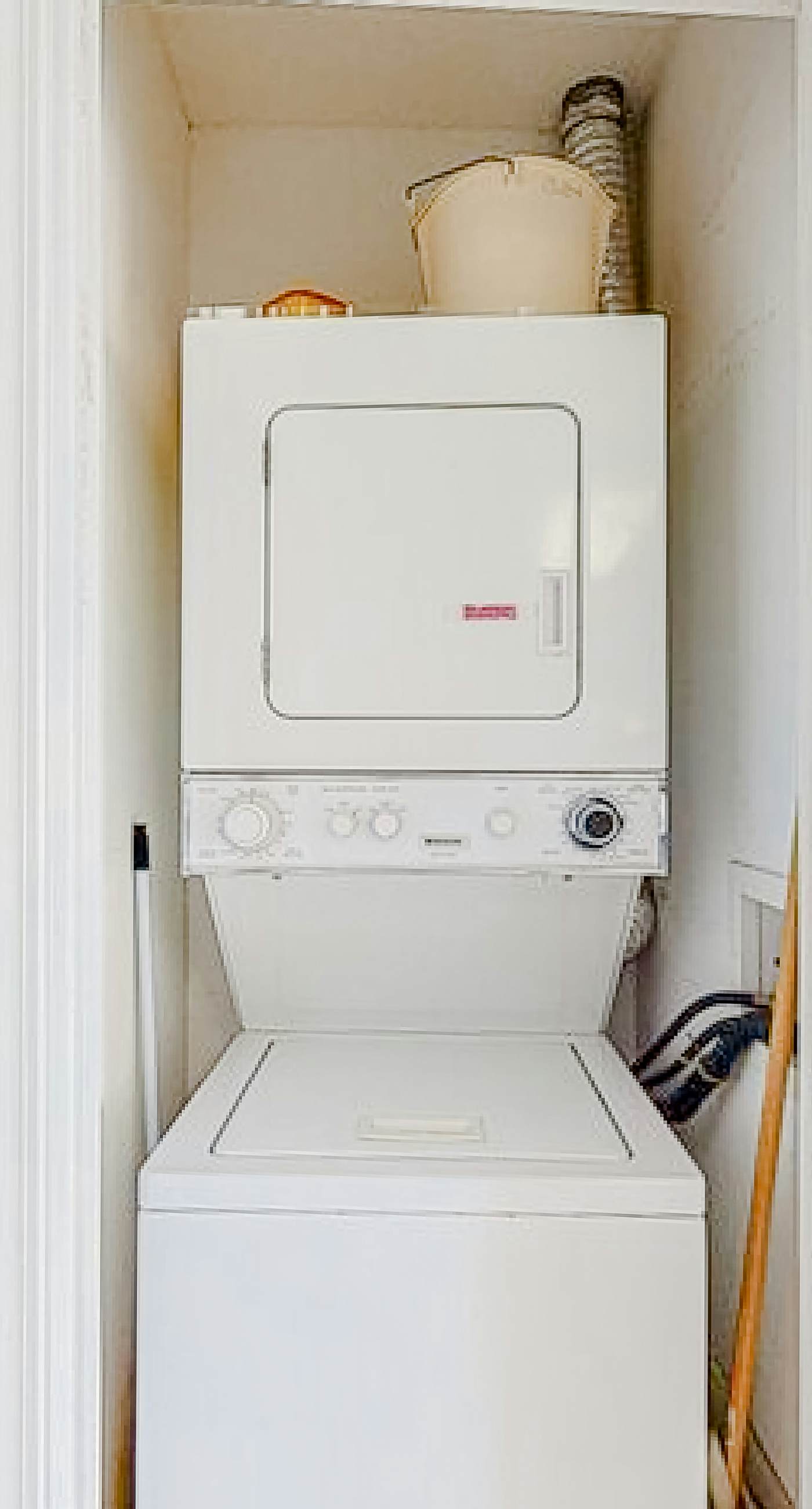 Beachfront condo w/private balcony, A/C, shared BBQ, pool, hot tub, free WiFi