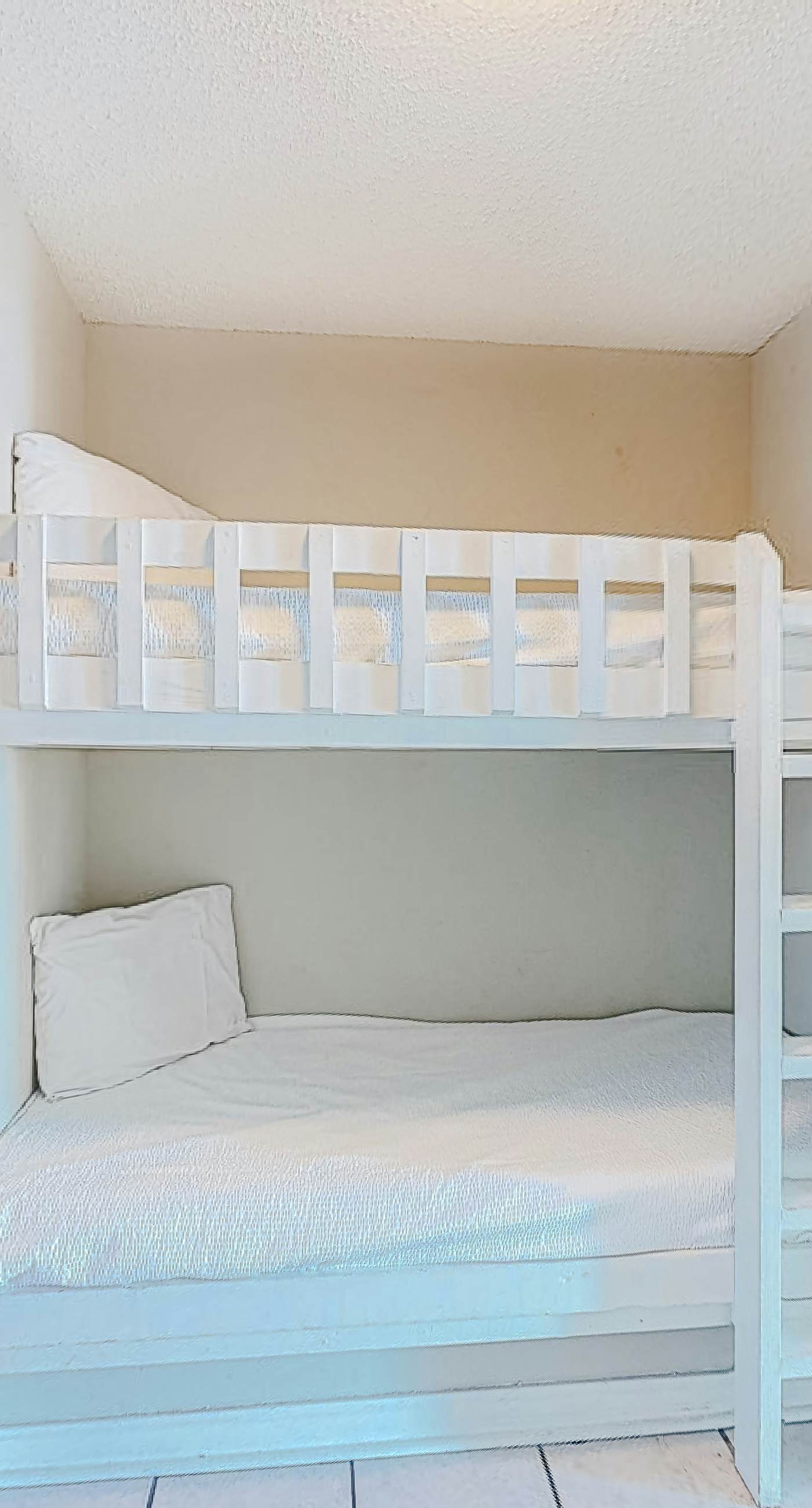 Beachfront condo w/private balcony, A/C, shared BBQ, pool, hot tub, free WiFi