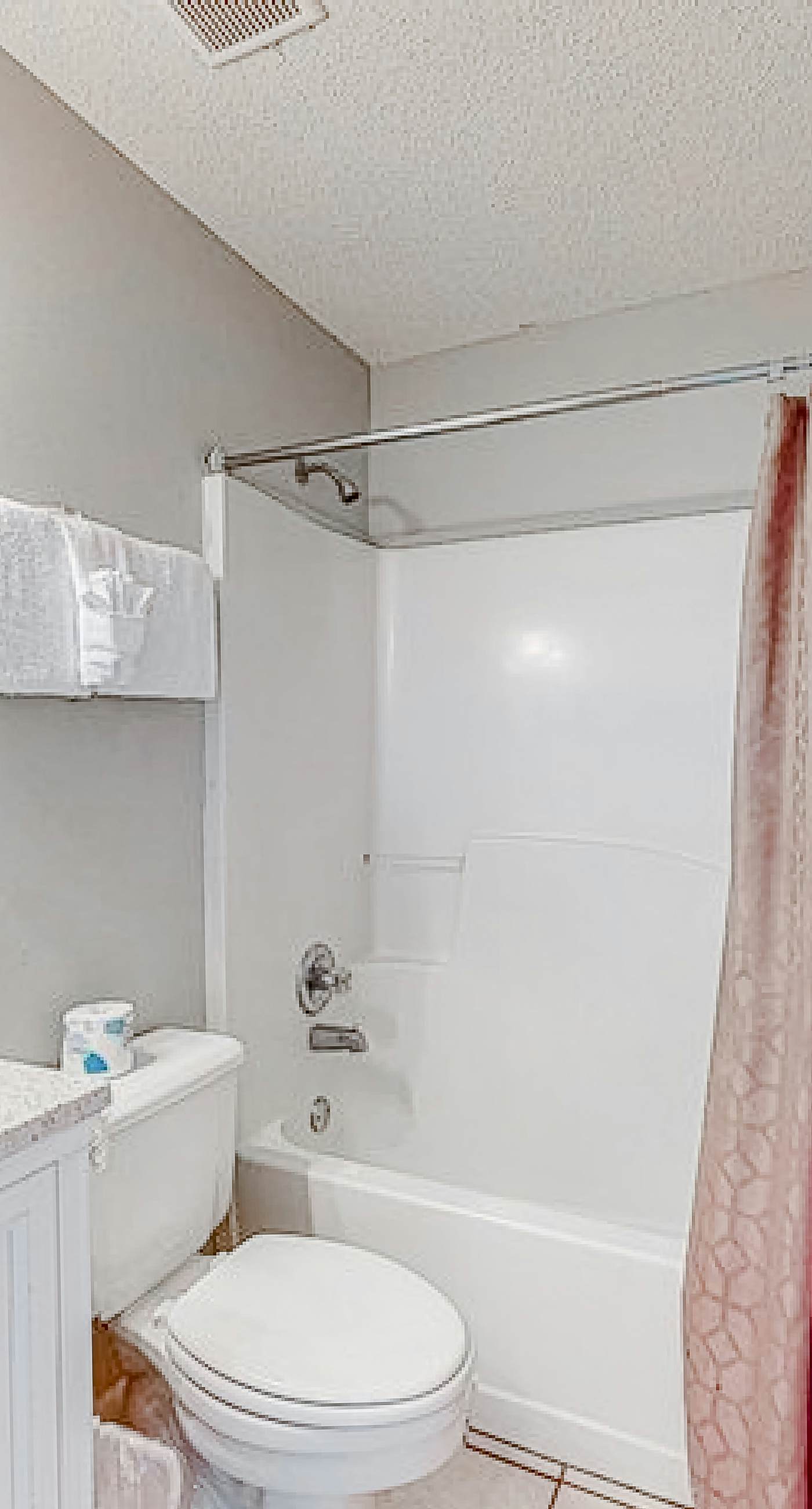 Beachfront condo w/private balcony, A/C, shared BBQ, pool, hot tub, free WiFi