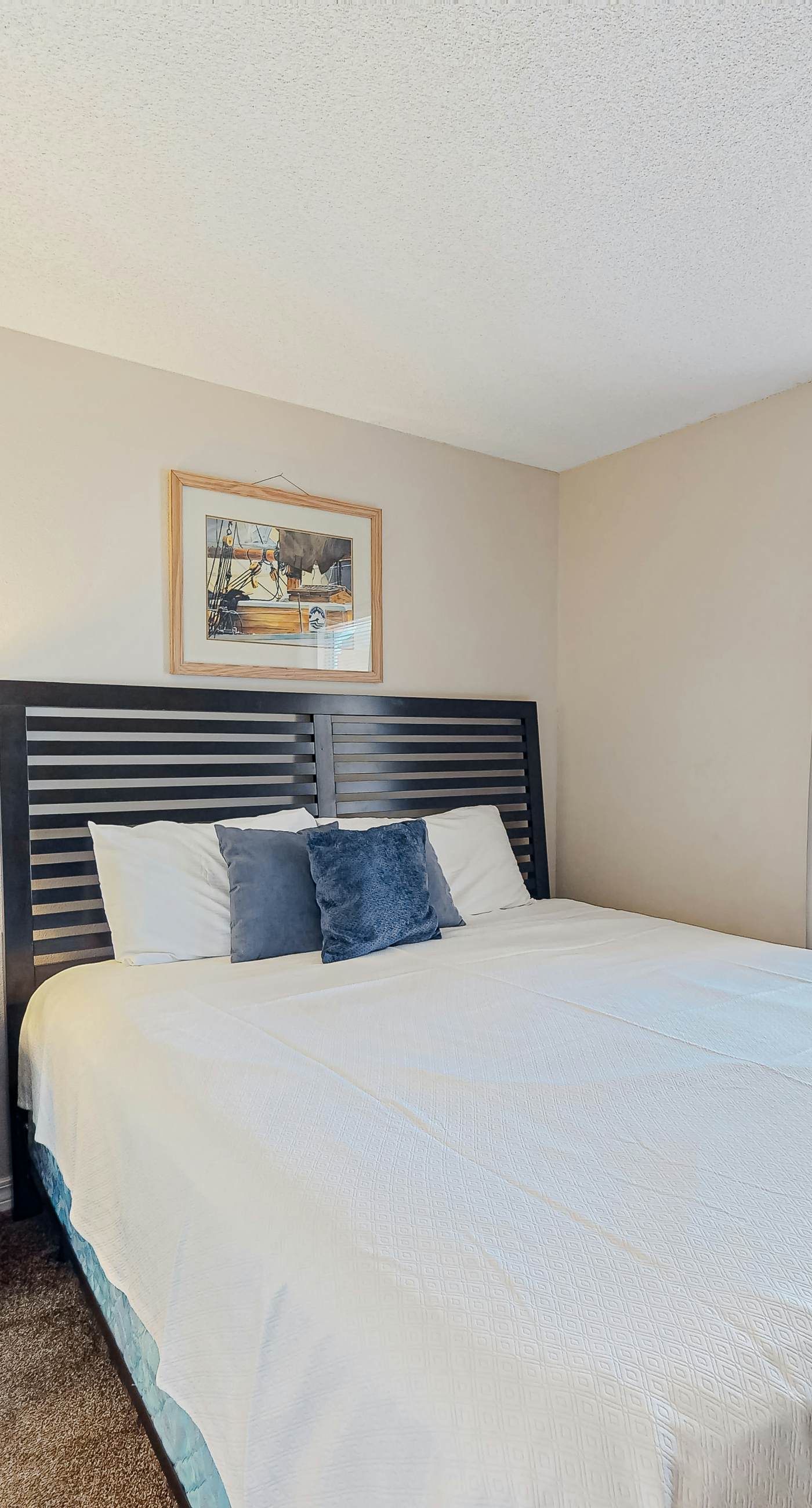 Beachfront condo w/private balcony, A/C, shared BBQ, pool, hot tub, free WiFi