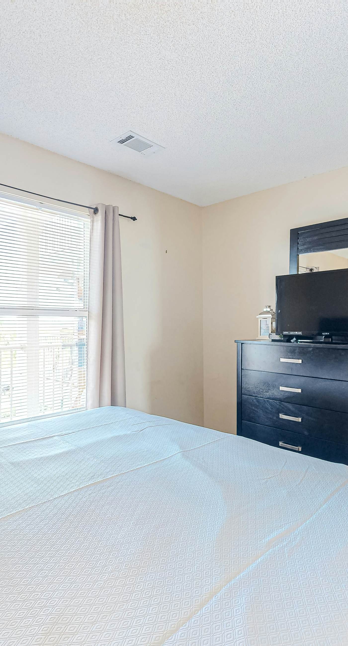 Beachfront condo w/private balcony, A/C, shared BBQ, pool, hot tub, free WiFi