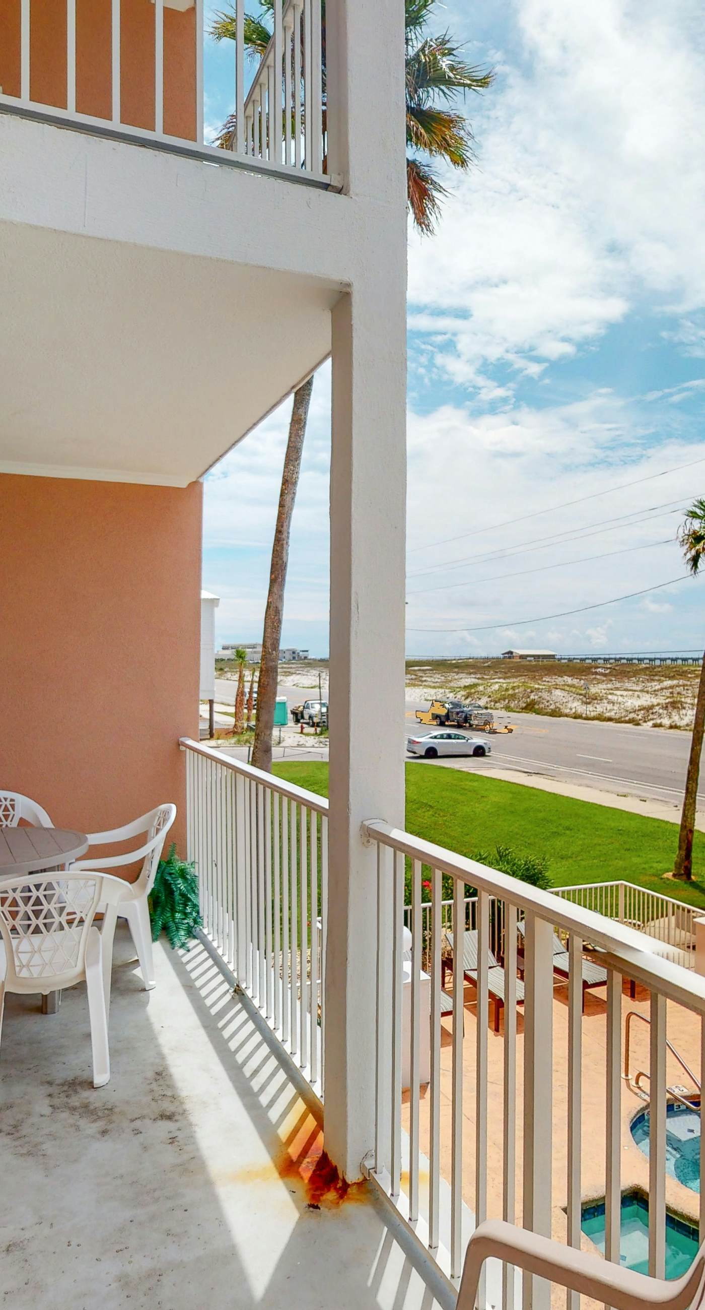 Beachfront condo w/private balcony, A/C, shared BBQ, pool, hot tub, free WiFi