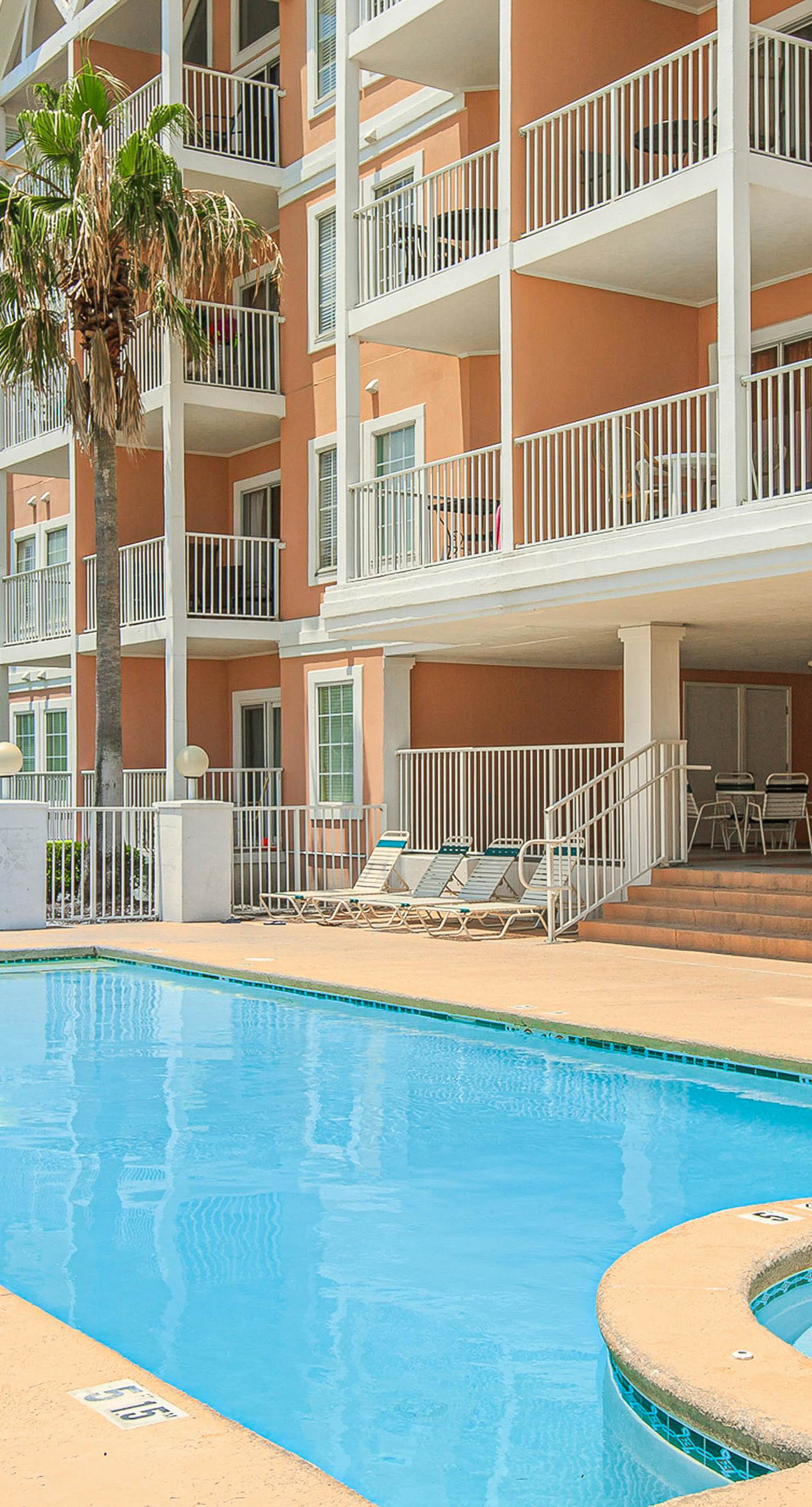 Beachfront condo w/private balcony, A/C, shared BBQ, pool, hot tub, free WiFi
