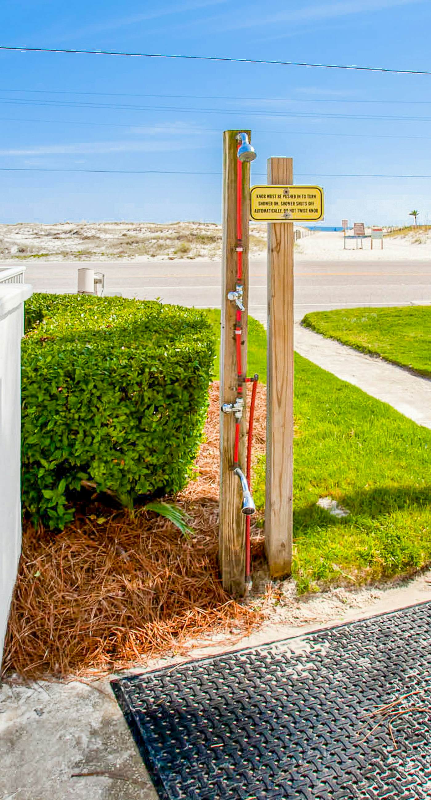 Beachfront condo w/private balcony, A/C, shared BBQ, pool, hot tub, free WiFi