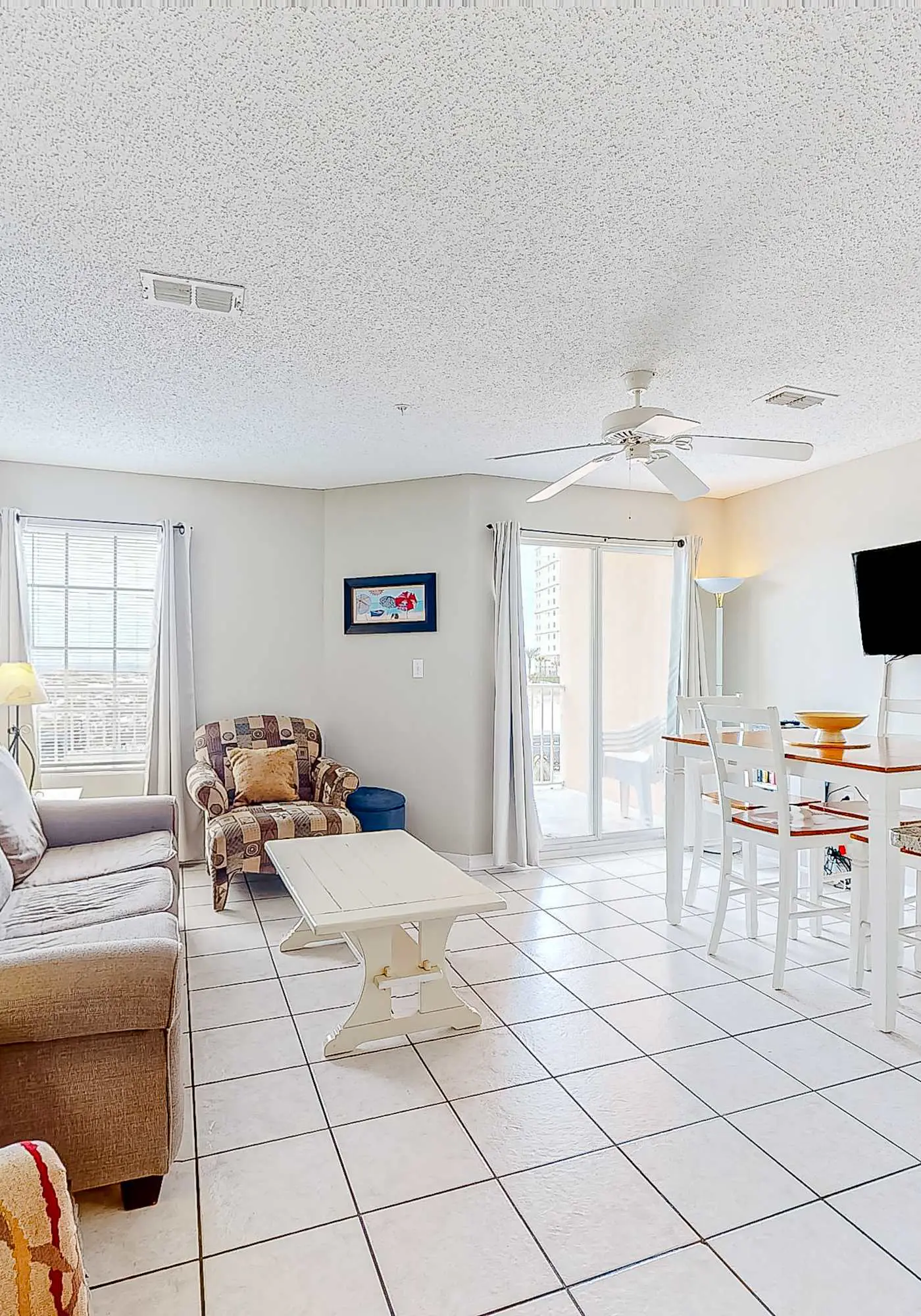 Beachfront condo w/private balcony, A/C, shared BBQ, pool, hot tub, free WiFi