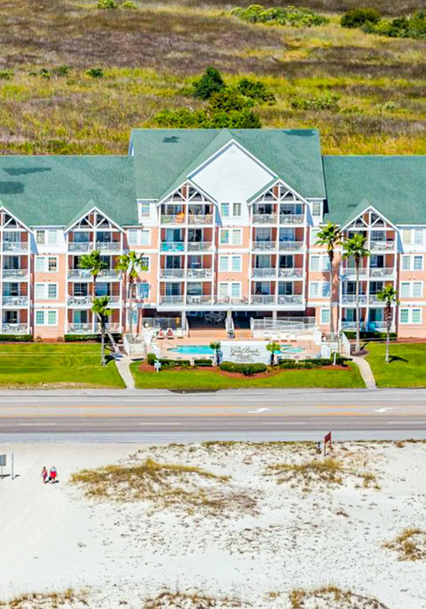 Beachfront condo w/private balcony, A/C, shared BBQ, pool, hot tub, free WiFi