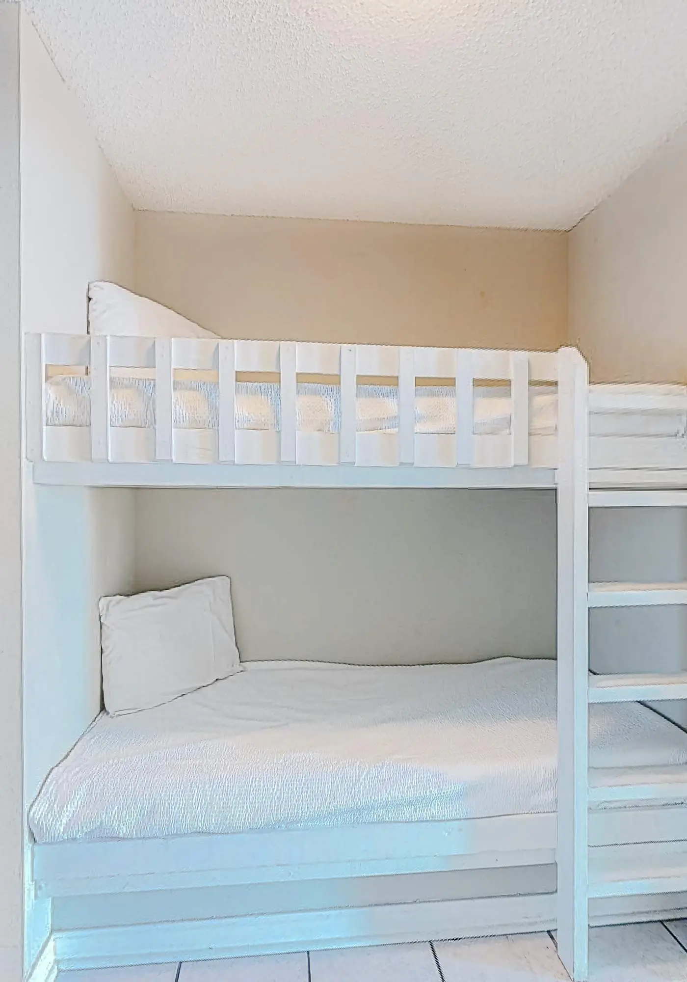 Beachfront condo w/private balcony, A/C, shared BBQ, pool, hot tub, free WiFi