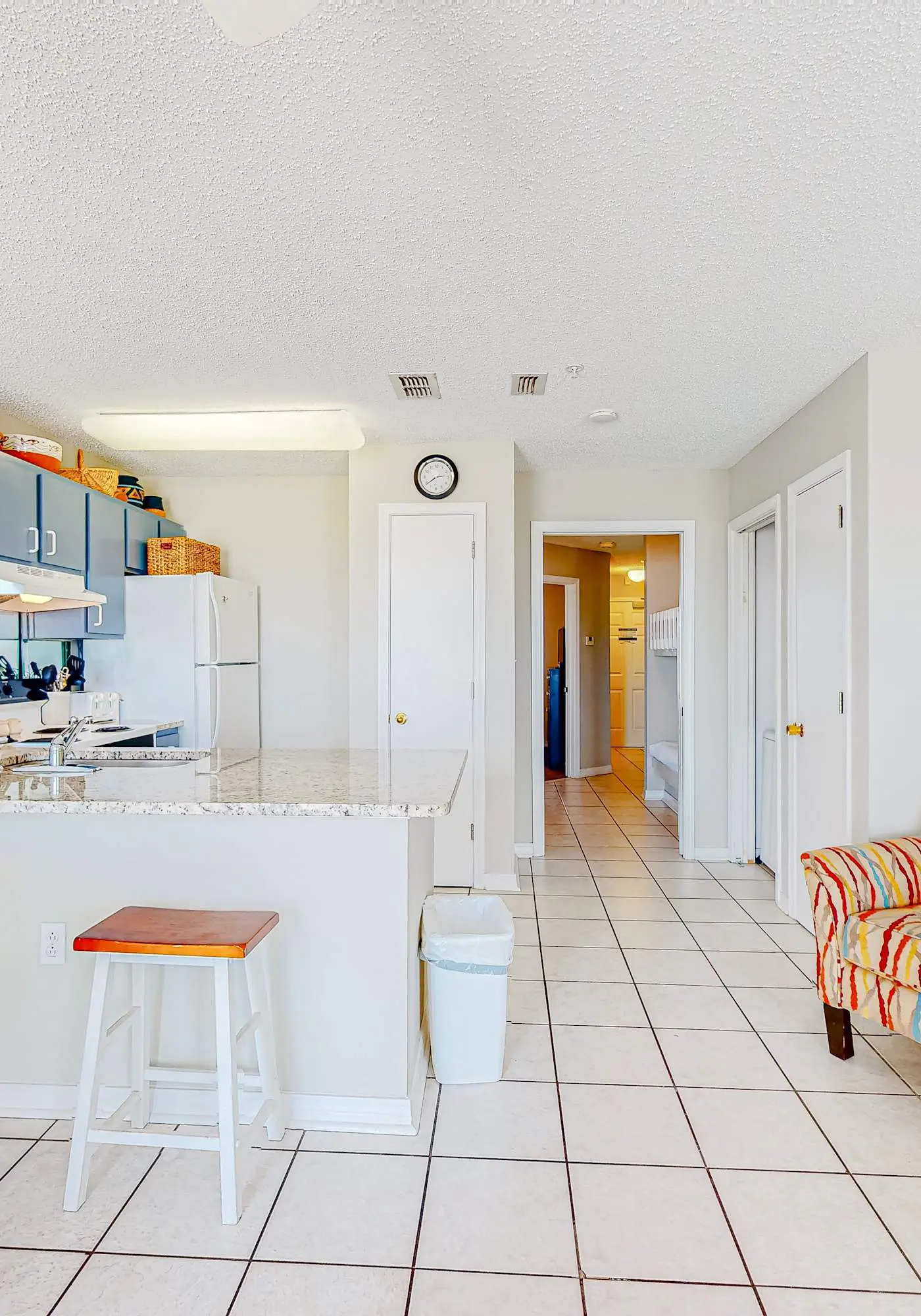 Beachfront condo w/private balcony, A/C, shared BBQ, pool, hot tub, free WiFi