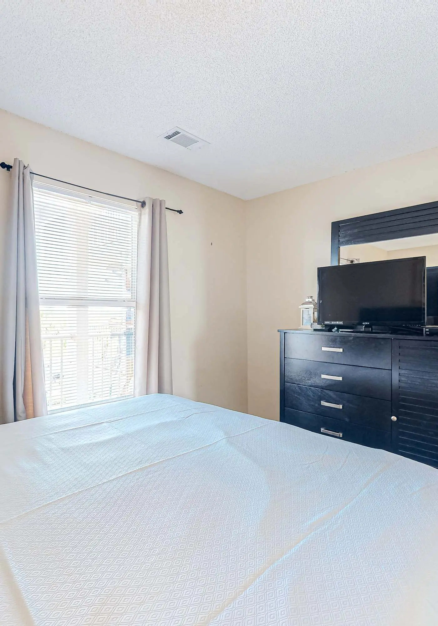 Beachfront condo w/private balcony, A/C, shared BBQ, pool, hot tub, free WiFi