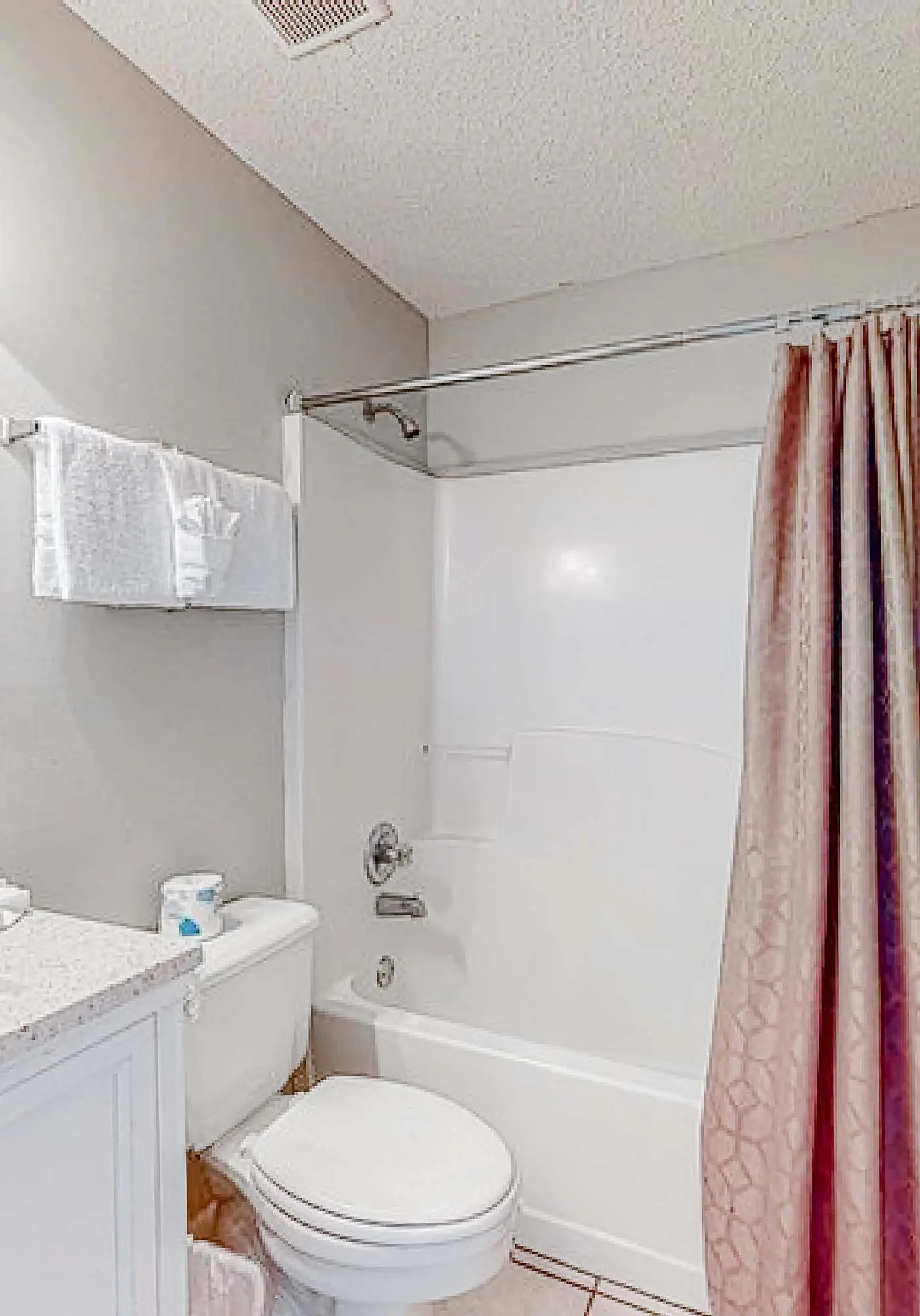 Beachfront condo w/private balcony, A/C, shared BBQ, pool, hot tub, free WiFi
