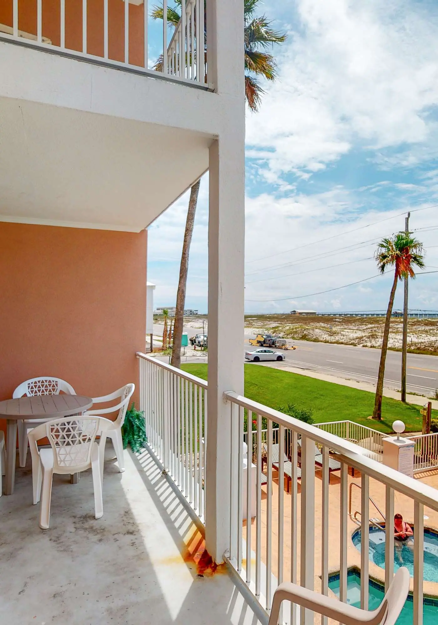 Beachfront condo w/private balcony, A/C, shared BBQ, pool, hot tub, free WiFi