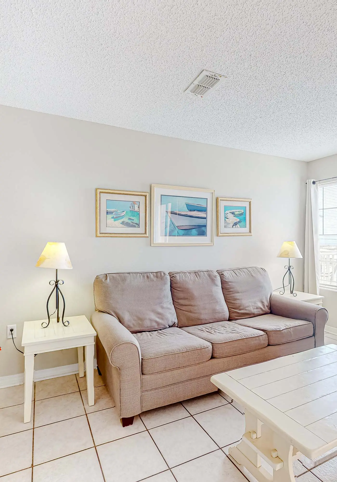 Beachfront condo w/private balcony, A/C, shared BBQ, pool, hot tub, free WiFi