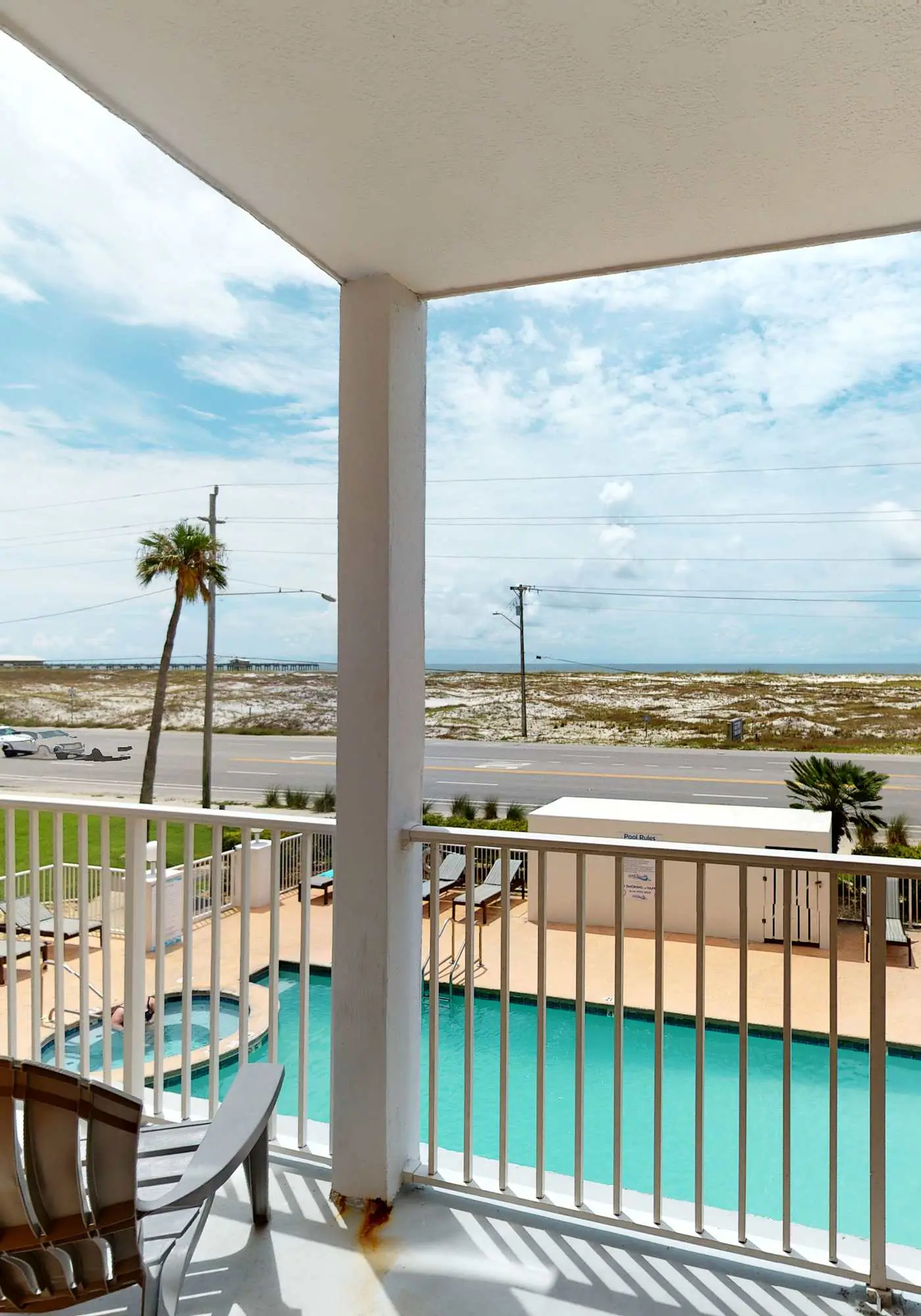Beachfront condo w/private balcony, A/C, shared BBQ, pool, hot tub, free WiFi