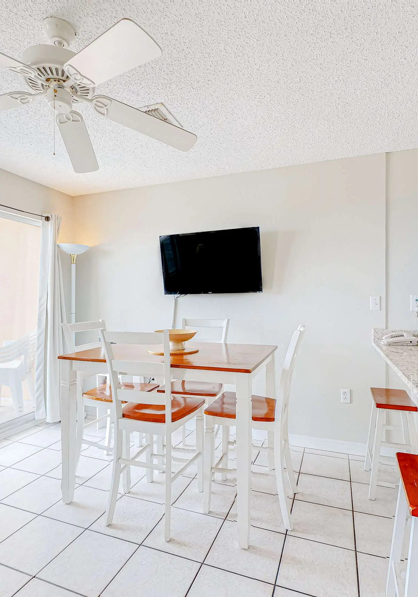Beachfront condo w/private balcony, A/C, shared BBQ, pool, hot tub, free WiFi