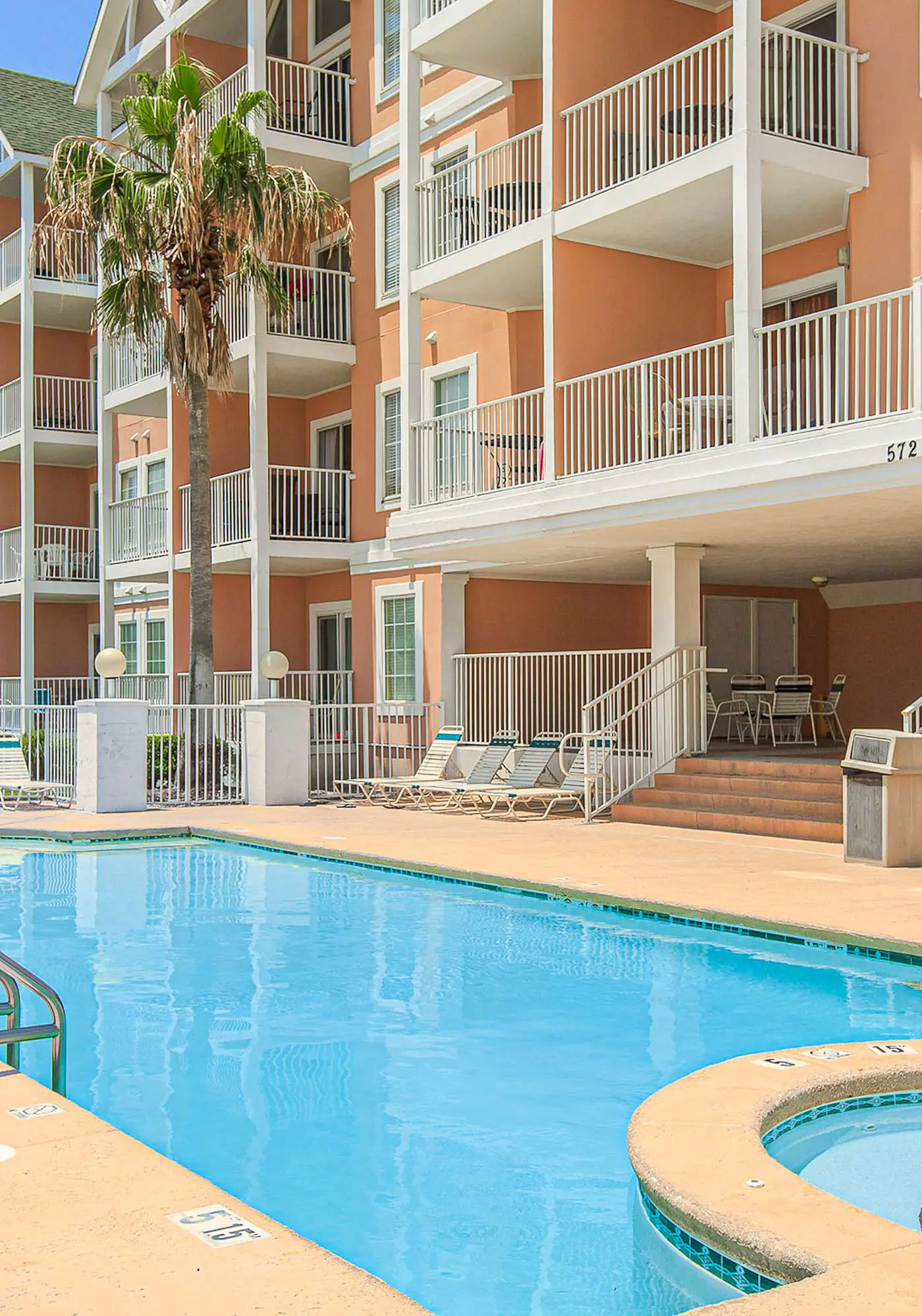 Beachfront condo w/private balcony, A/C, shared BBQ, pool, hot tub, free WiFi