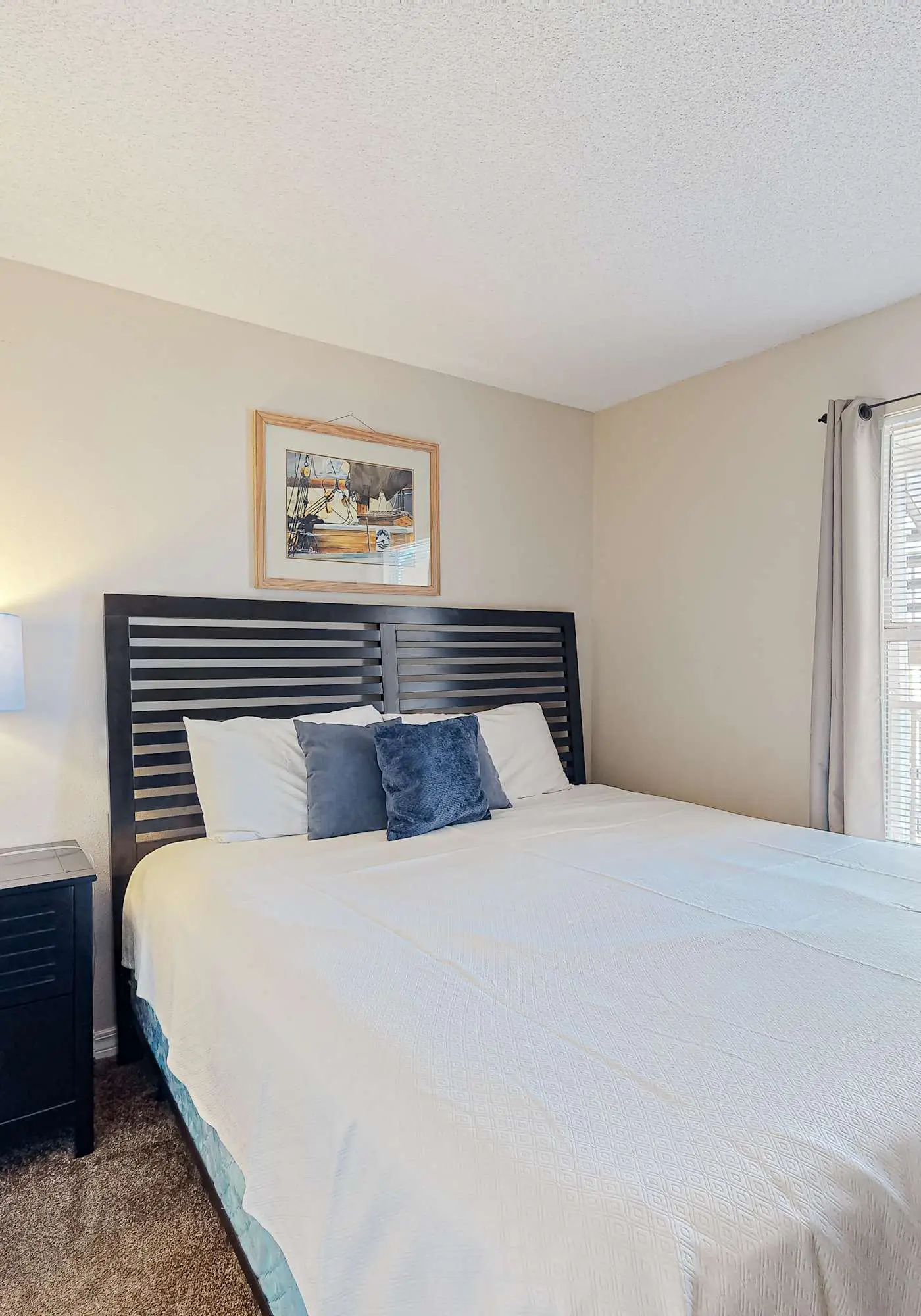 Beachfront condo w/private balcony, A/C, shared BBQ, pool, hot tub, free WiFi