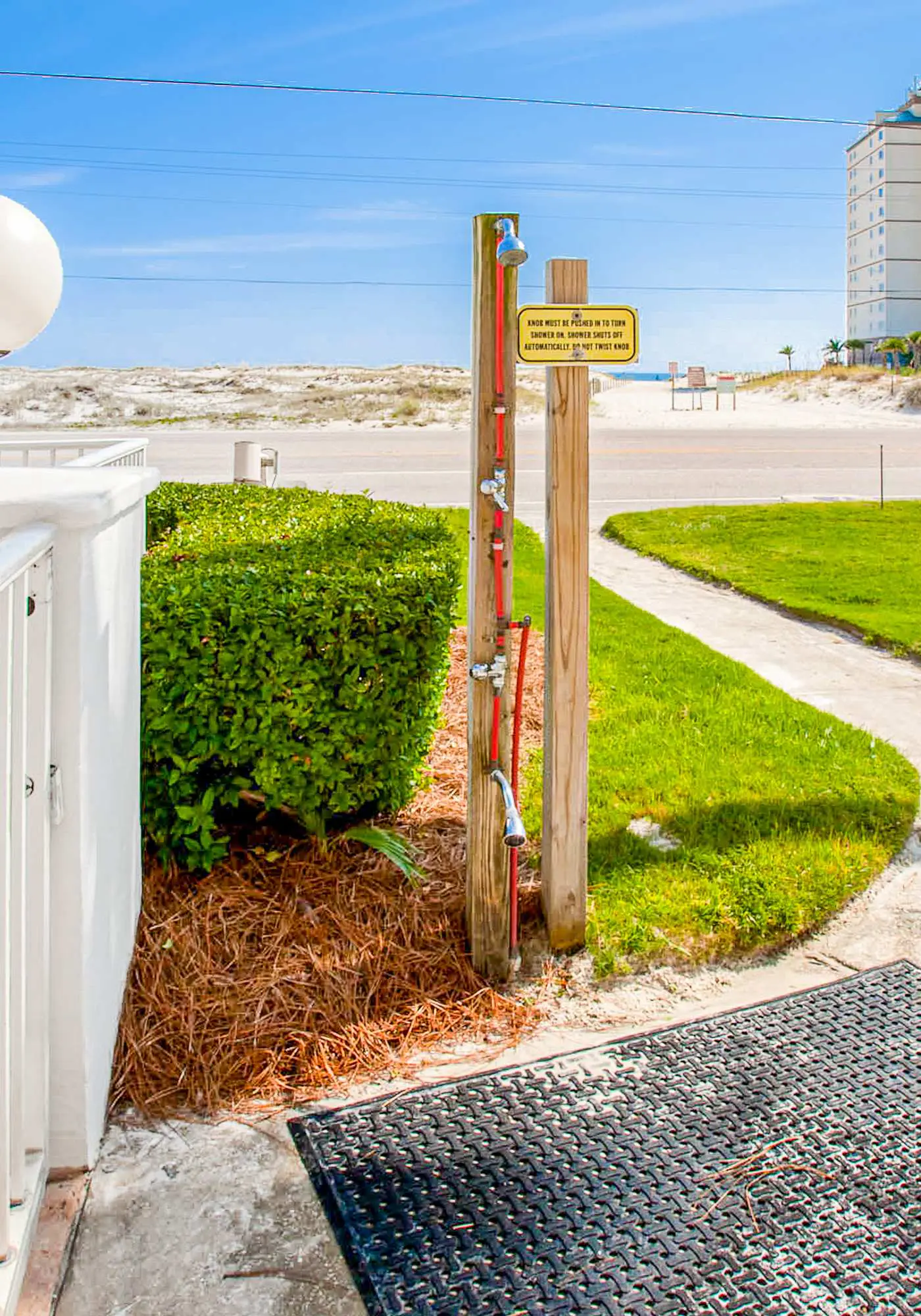 Beachfront condo w/private balcony, A/C, shared BBQ, pool, hot tub, free WiFi
