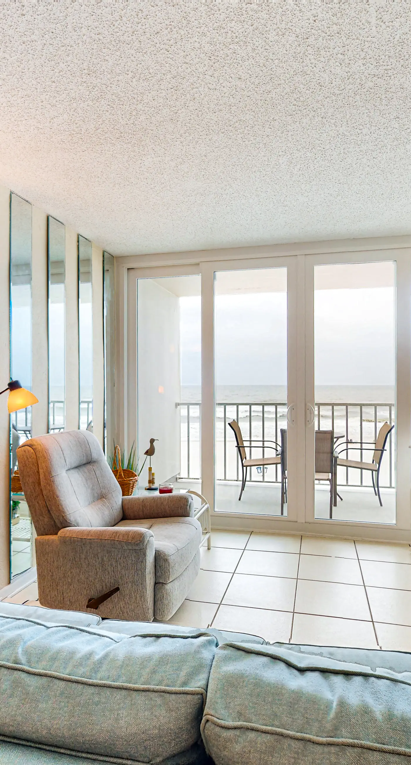 Gulf-Front Condo w Amazing View, Balcony, AC & Shared Pools Hot Tubs Gym