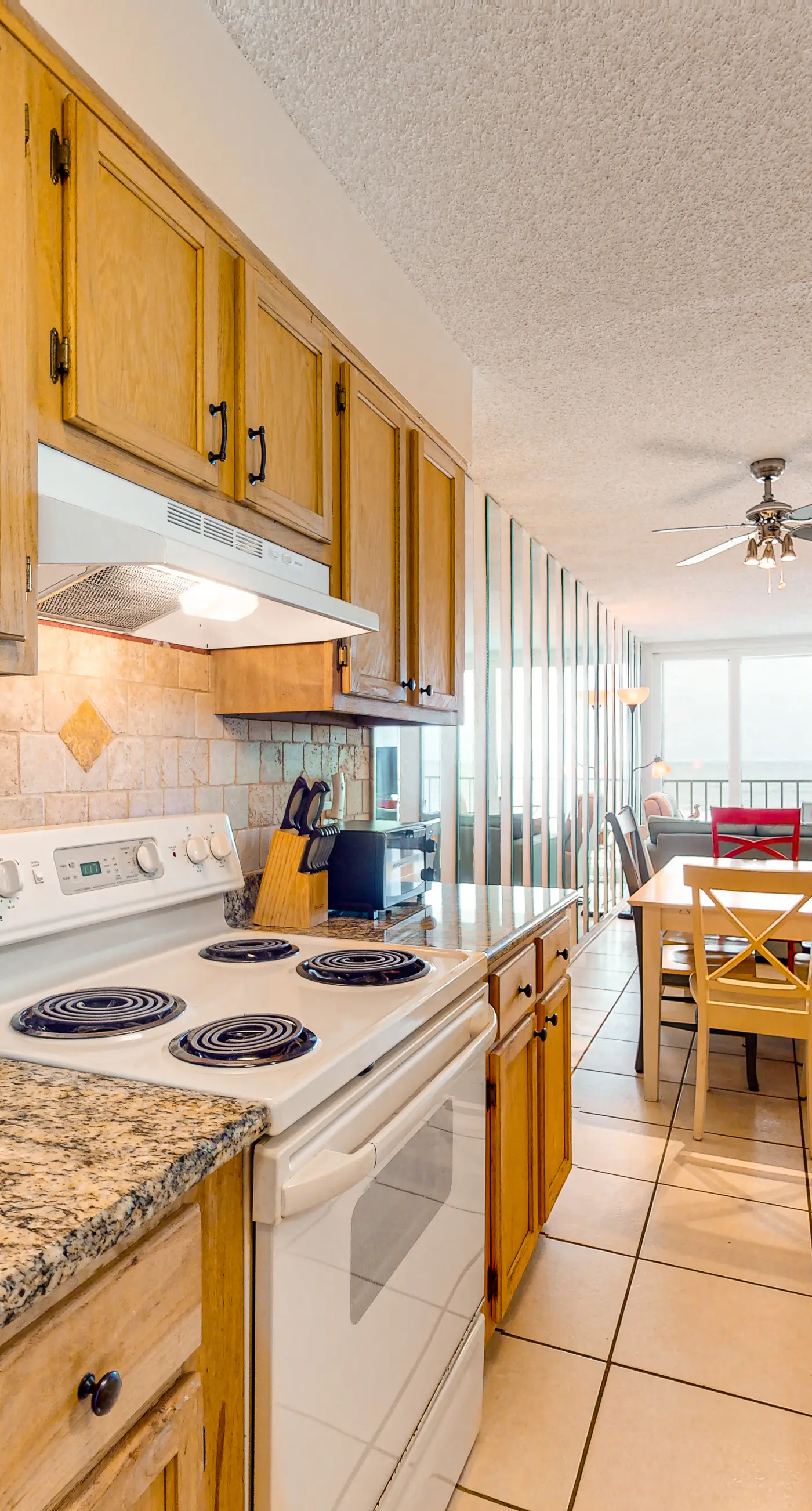 Gulf-Front Condo w Amazing View, Balcony, AC & Shared Pools Hot Tubs Gym