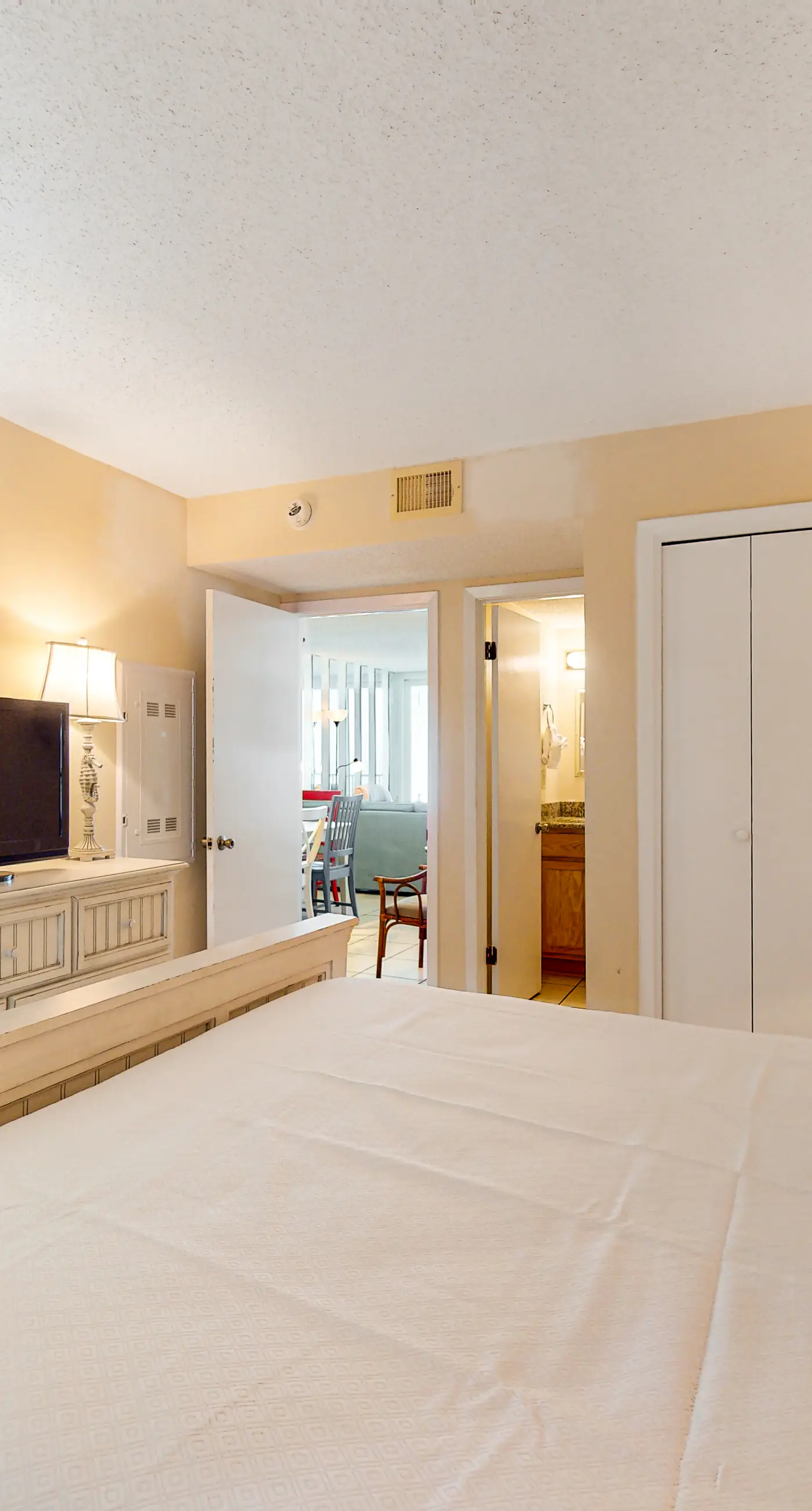 Gulf-Front Condo w Amazing View, Balcony, AC & Shared Pools Hot Tubs Gym