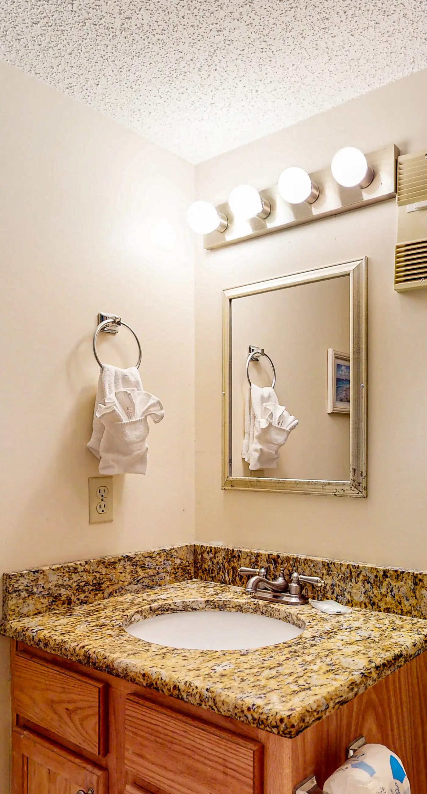 Gulf-Front Condo w Amazing View, Balcony, AC & Shared Pools Hot Tubs Gym