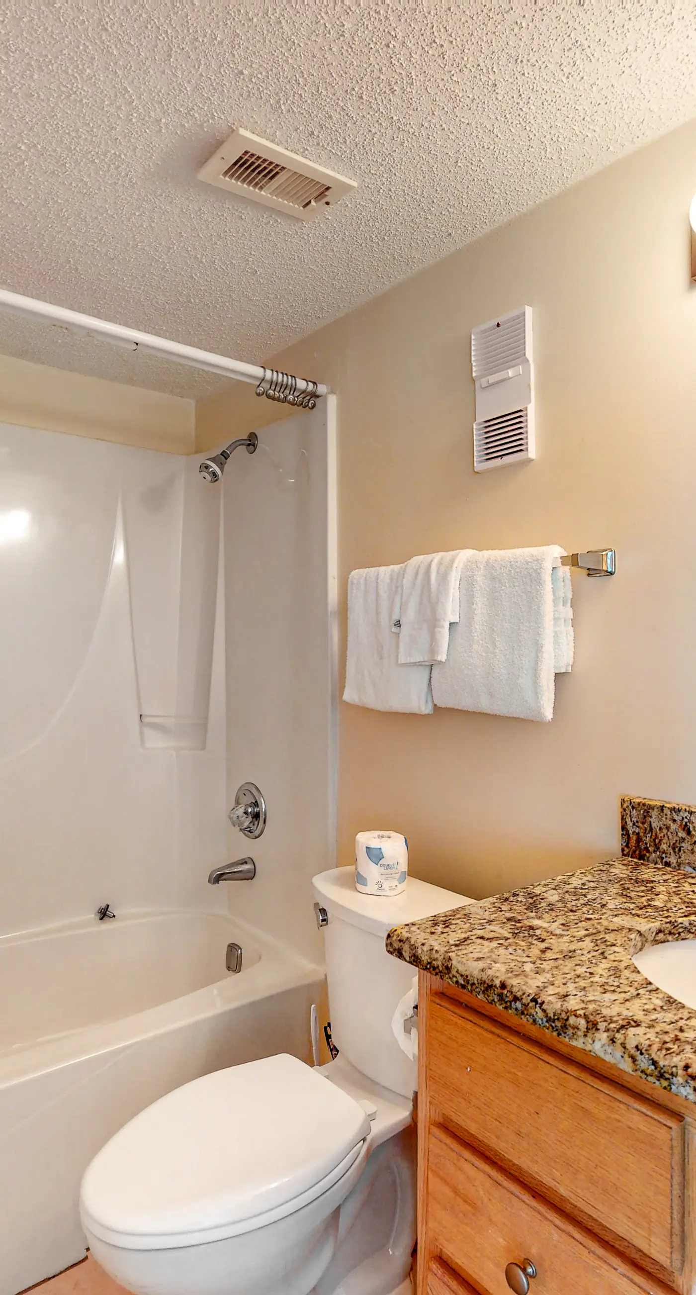 Gulf-Front Condo w Amazing View, Balcony, AC & Shared Pools Hot Tubs Gym