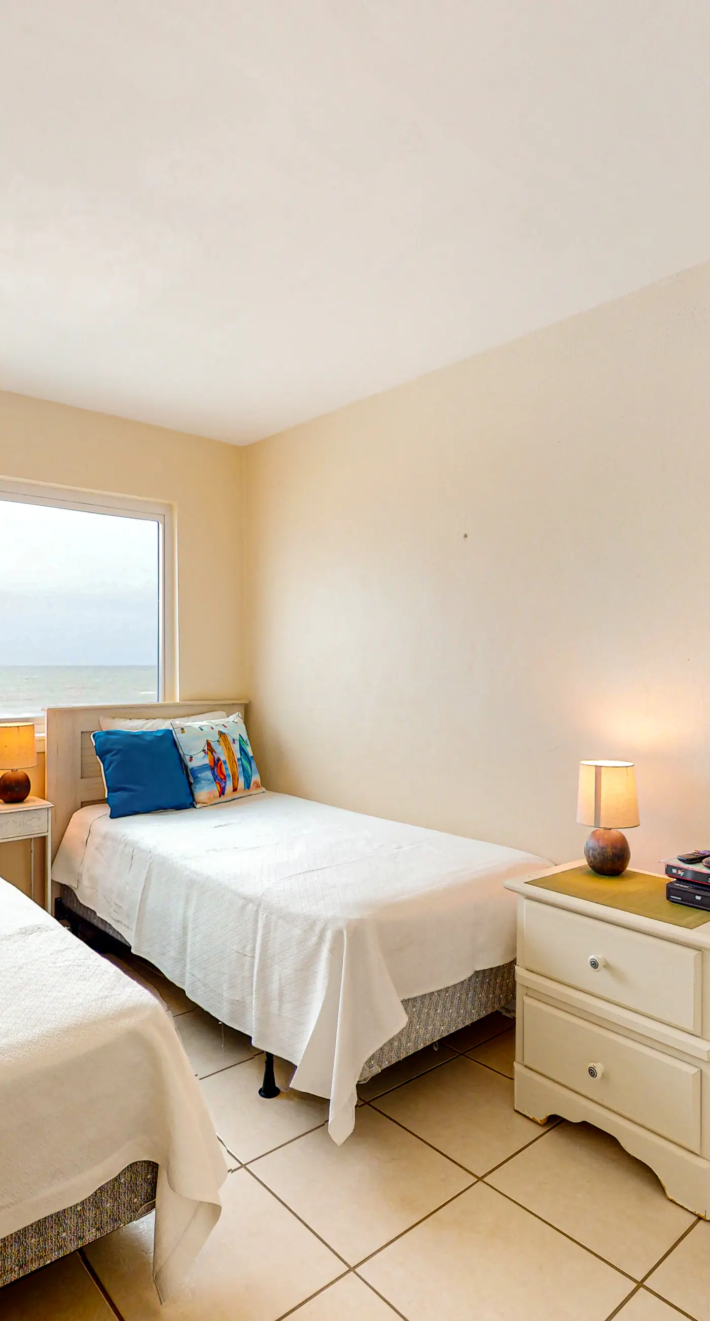 Gulf-Front Condo w Amazing View, Balcony, AC & Shared Pools Hot Tubs Gym