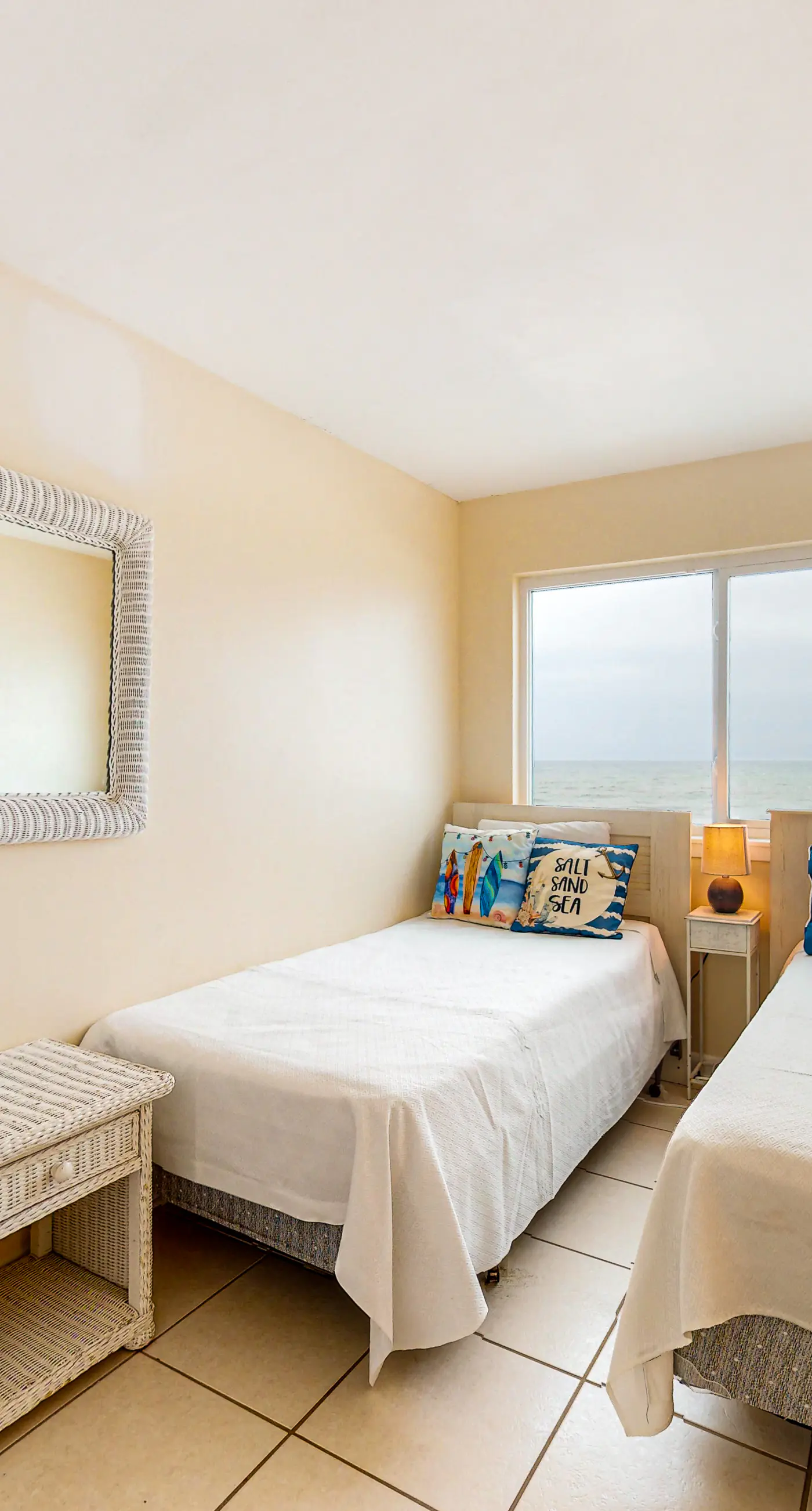 Gulf-Front Condo w Amazing View, Balcony, AC & Shared Pools Hot Tubs Gym