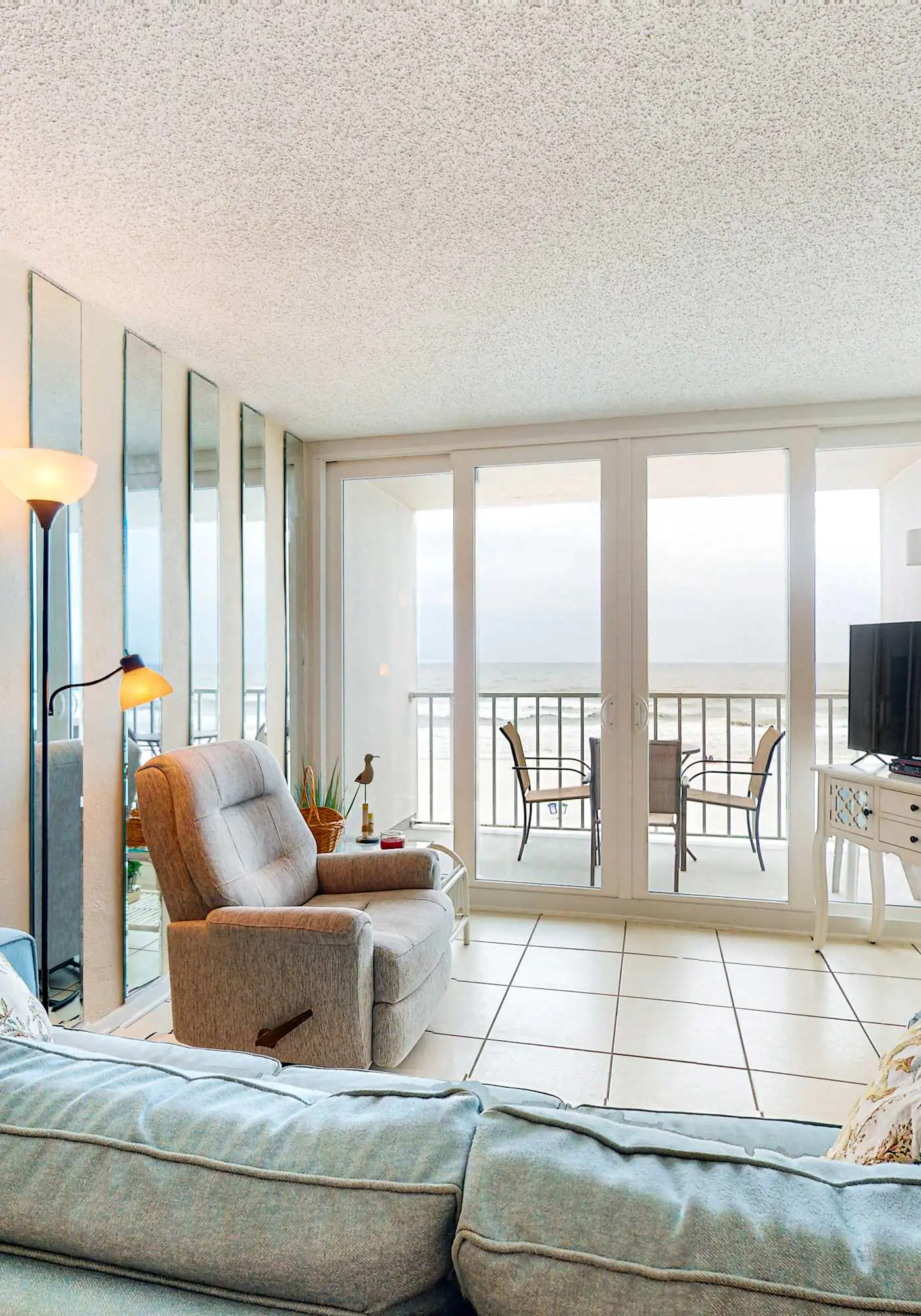 Gulf-Front Condo w Amazing View, Balcony, AC & Shared Pools Hot Tubs Gym
