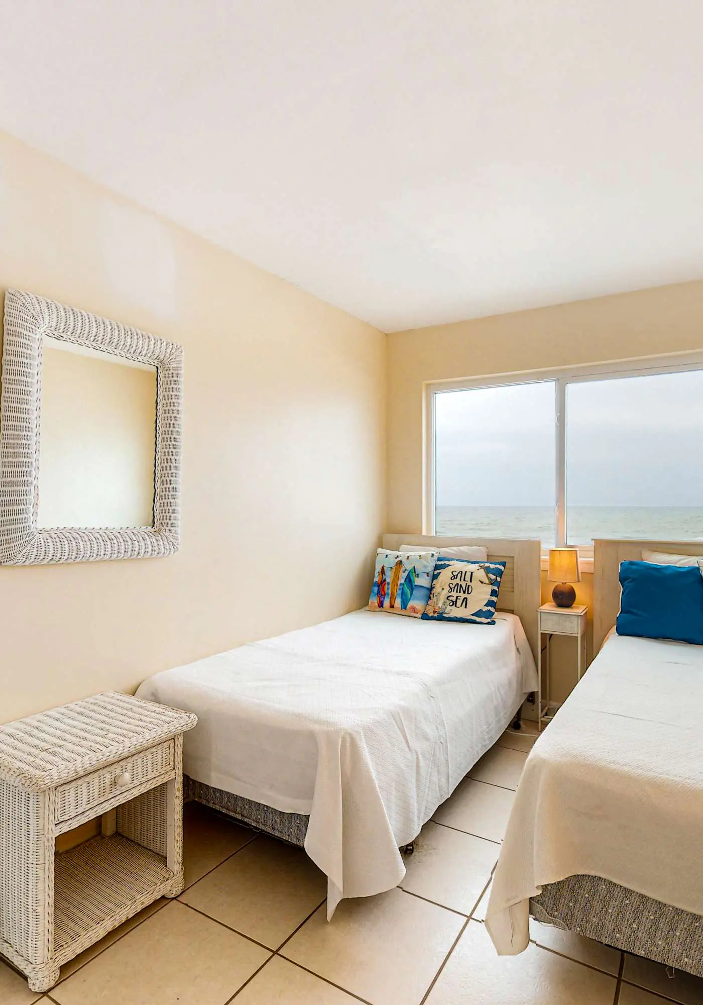 Gulf-Front Condo w Amazing View, Balcony, AC & Shared Pools Hot Tubs Gym