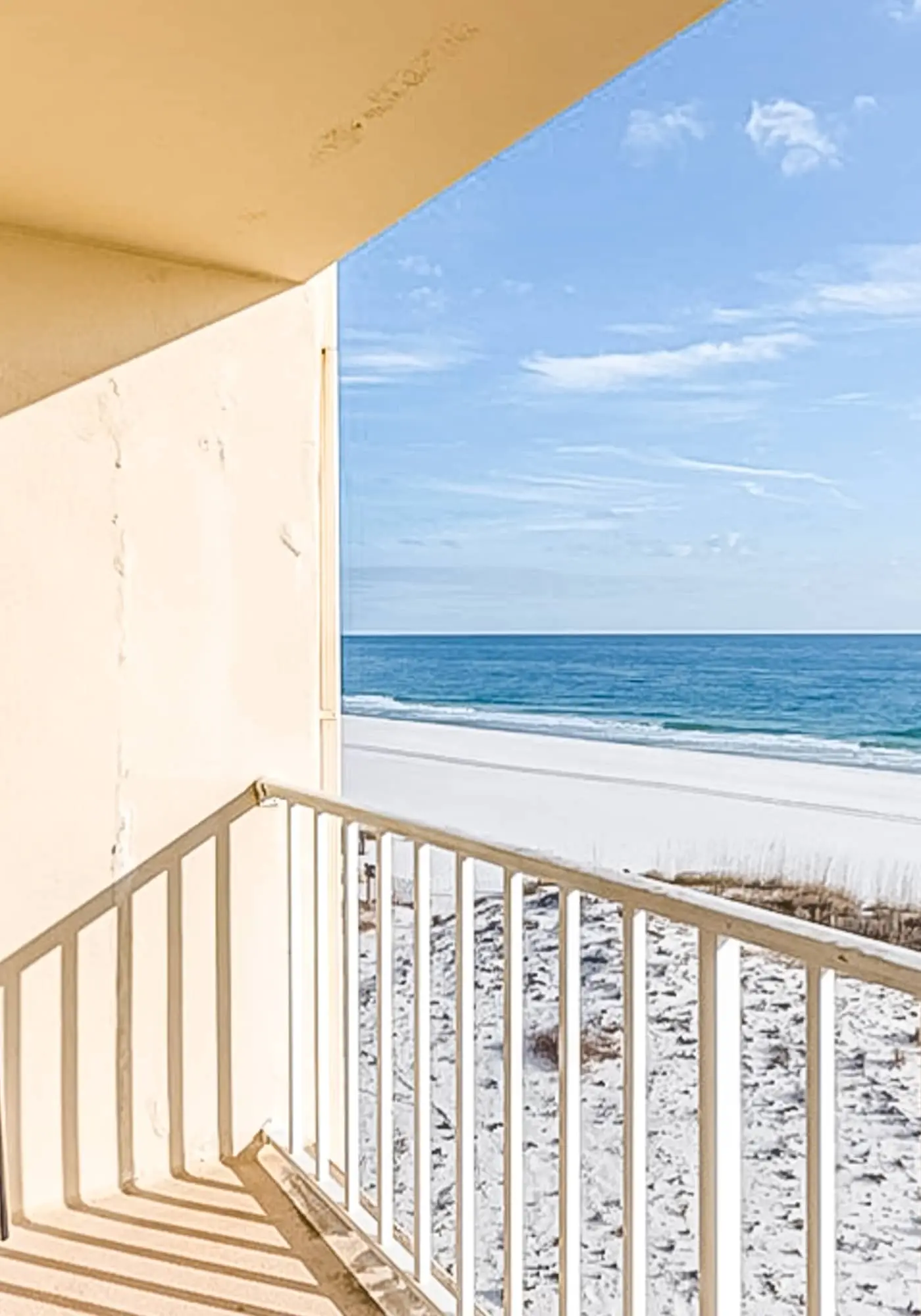 Gulf-Front Condo w Amazing View, Balcony, AC & Shared Pools Hot Tubs Gym