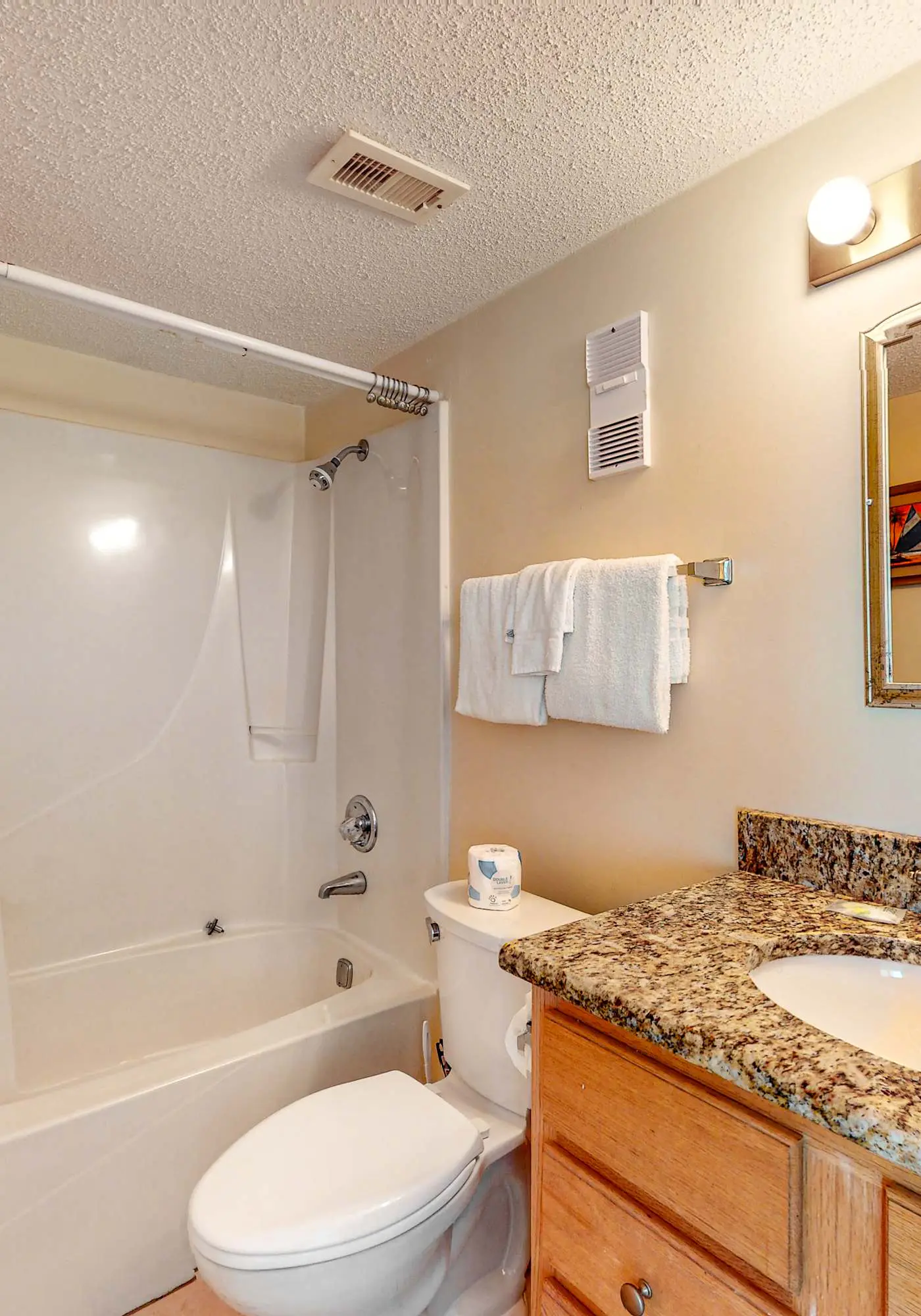 Gulf-Front Condo w Amazing View, Balcony, AC & Shared Pools Hot Tubs Gym