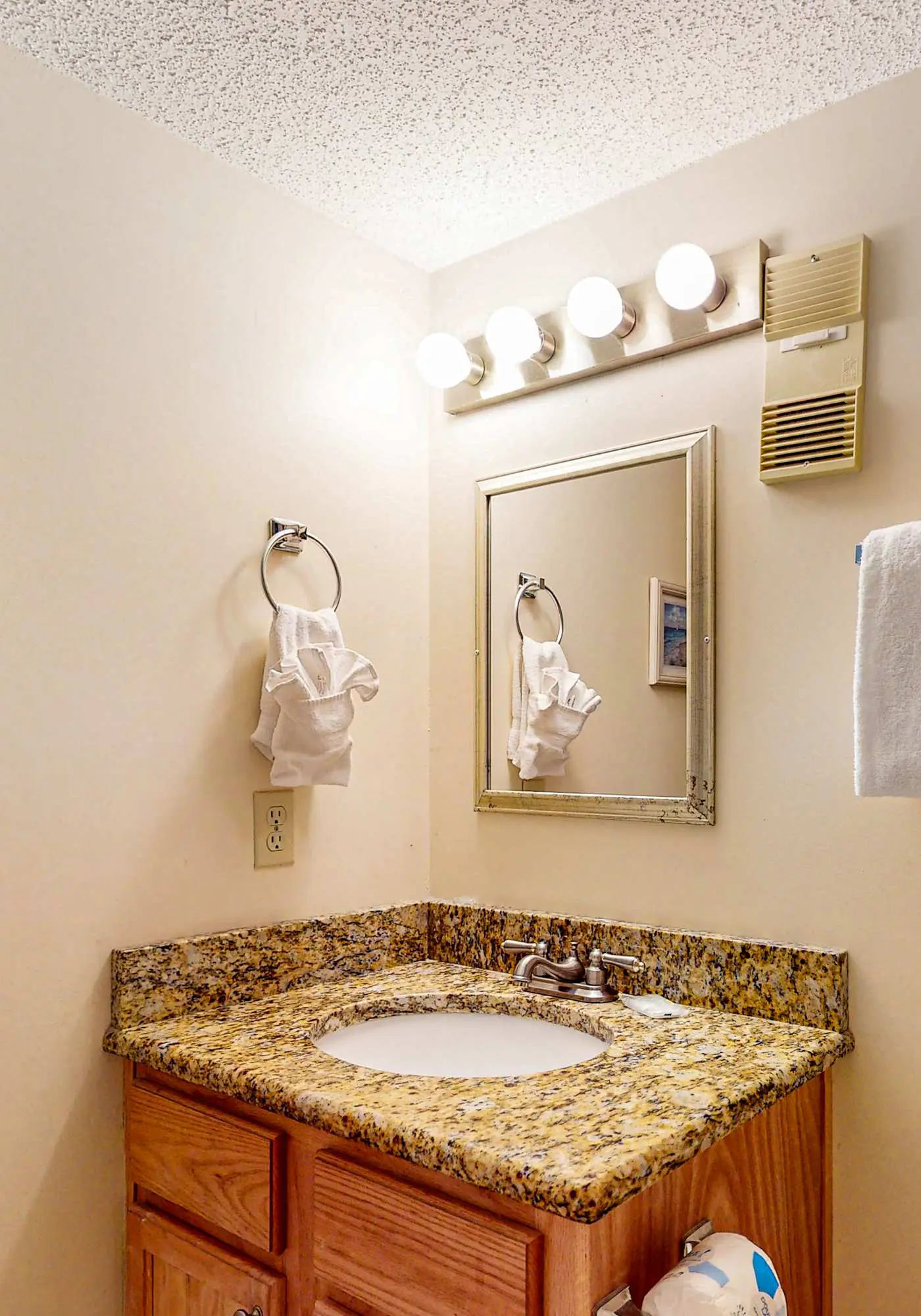 Gulf-Front Condo w Amazing View, Balcony, AC & Shared Pools Hot Tubs Gym
