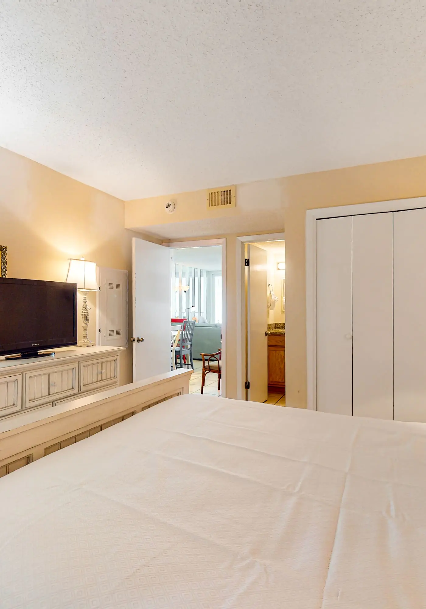 Gulf-Front Condo w Amazing View, Balcony, AC & Shared Pools Hot Tubs Gym