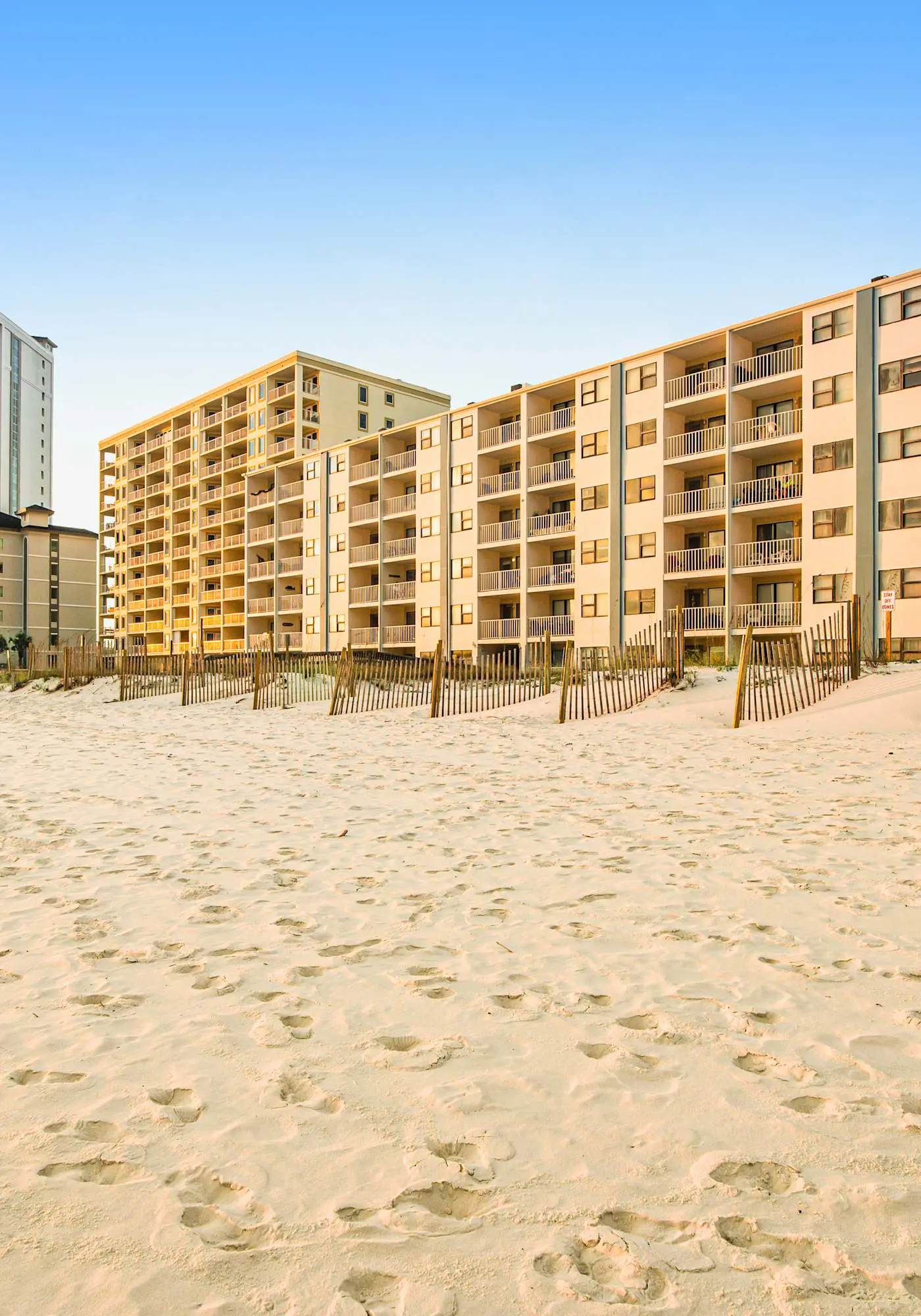 Gulf-Front Condo w Amazing View, Balcony, AC & Shared Pools Hot Tubs Gym