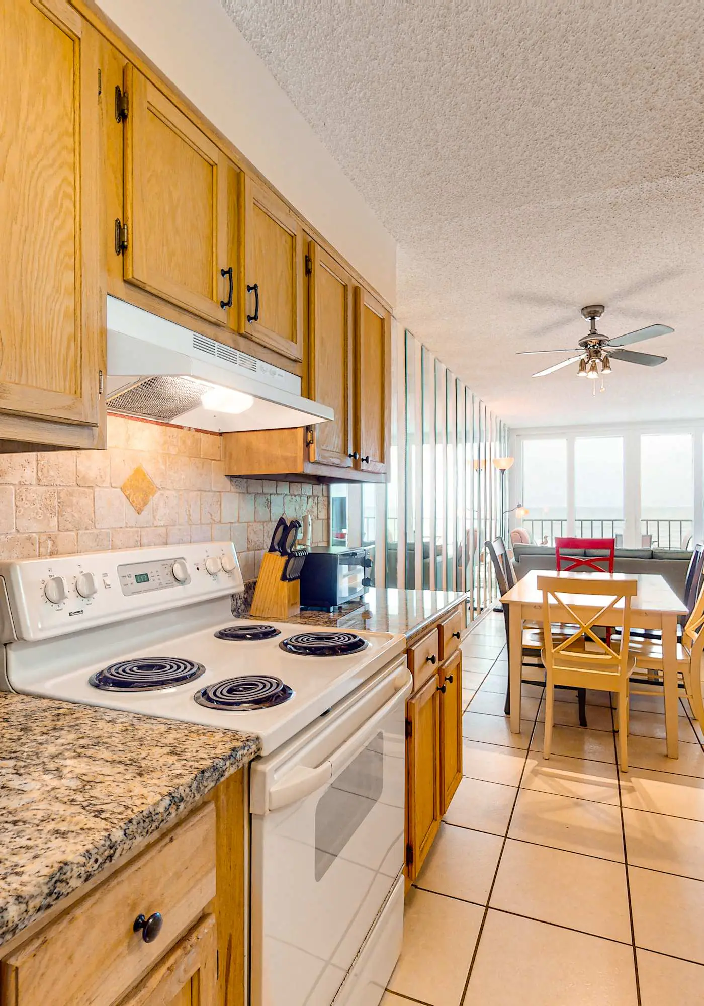 Gulf-Front Condo w Amazing View, Balcony, AC & Shared Pools Hot Tubs Gym