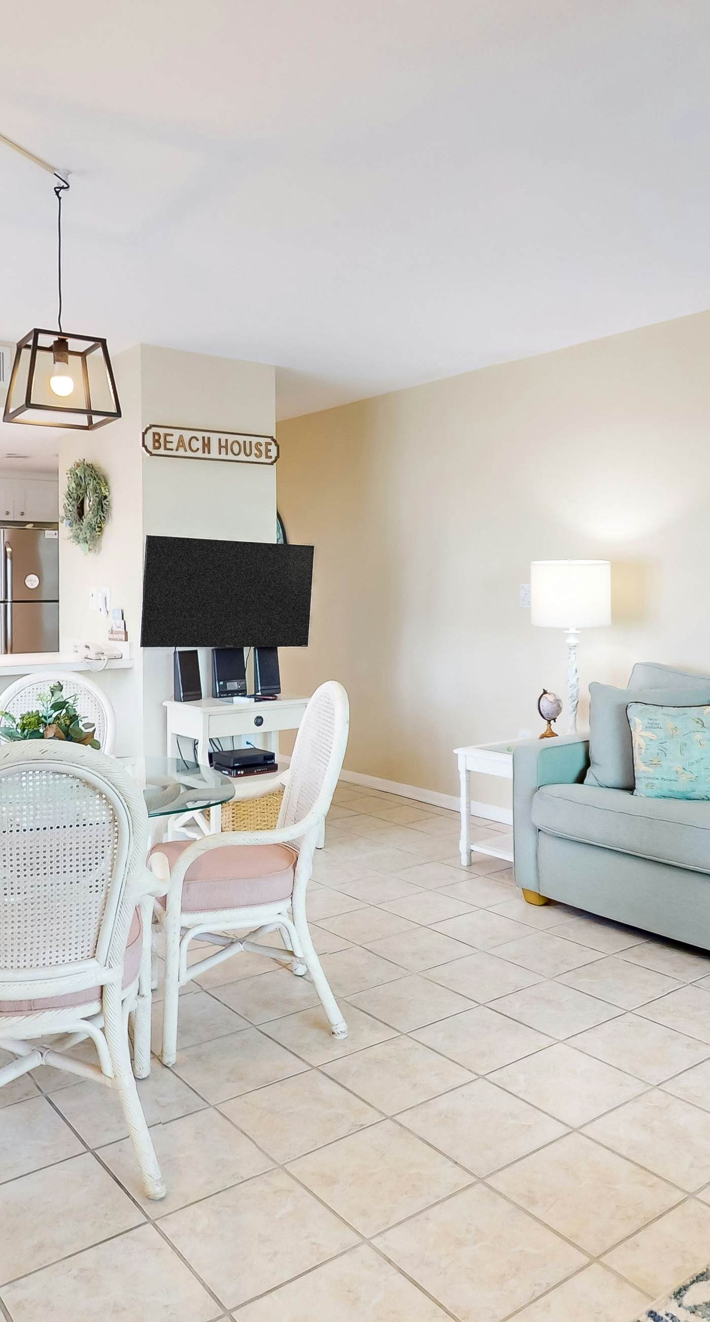 6th-floor condo with pool, central A/C, free WiFi, balcony, & views