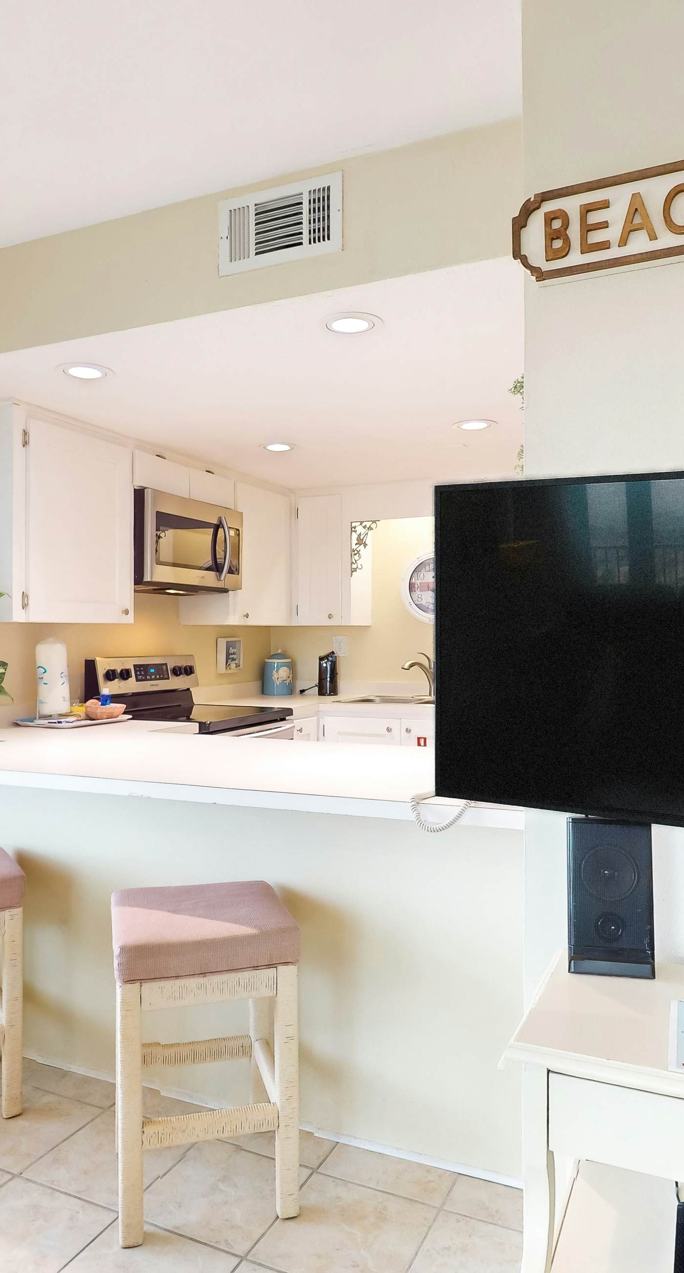 6th-floor condo with pool, central A/C, free WiFi, balcony, & views