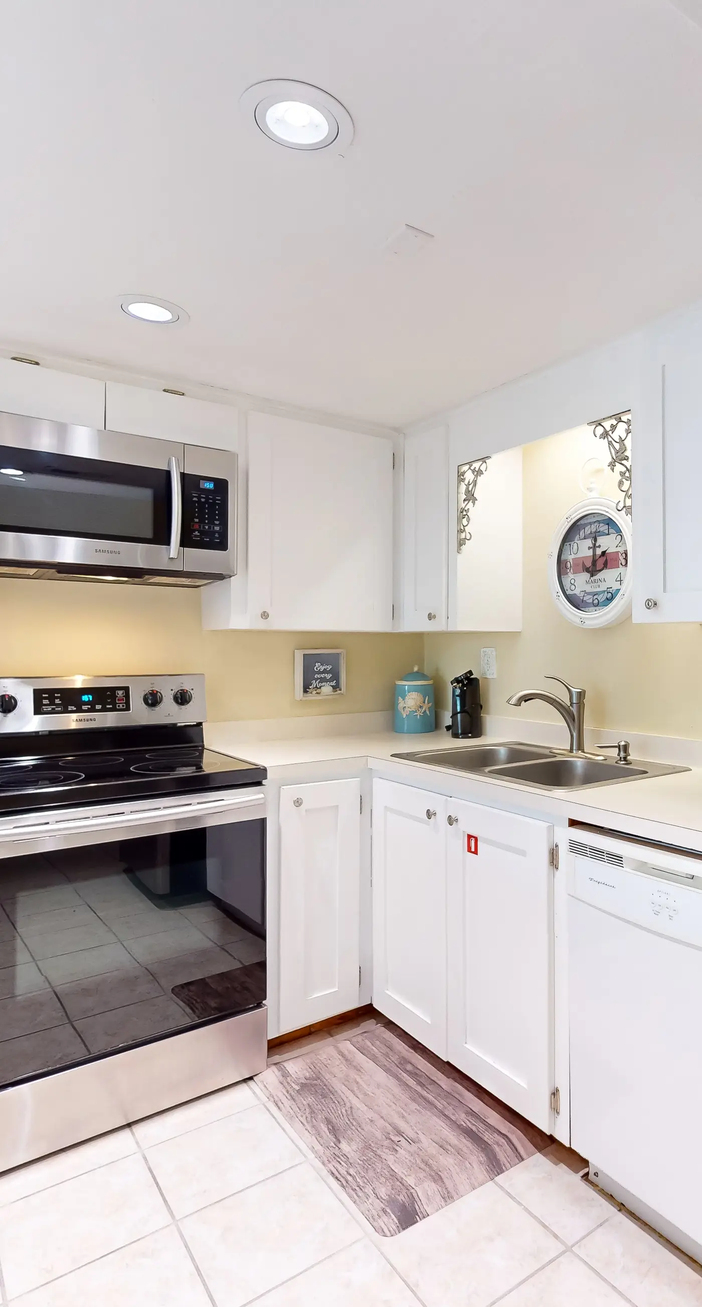 6th-floor condo with pool, central A/C, free WiFi, balcony, & views