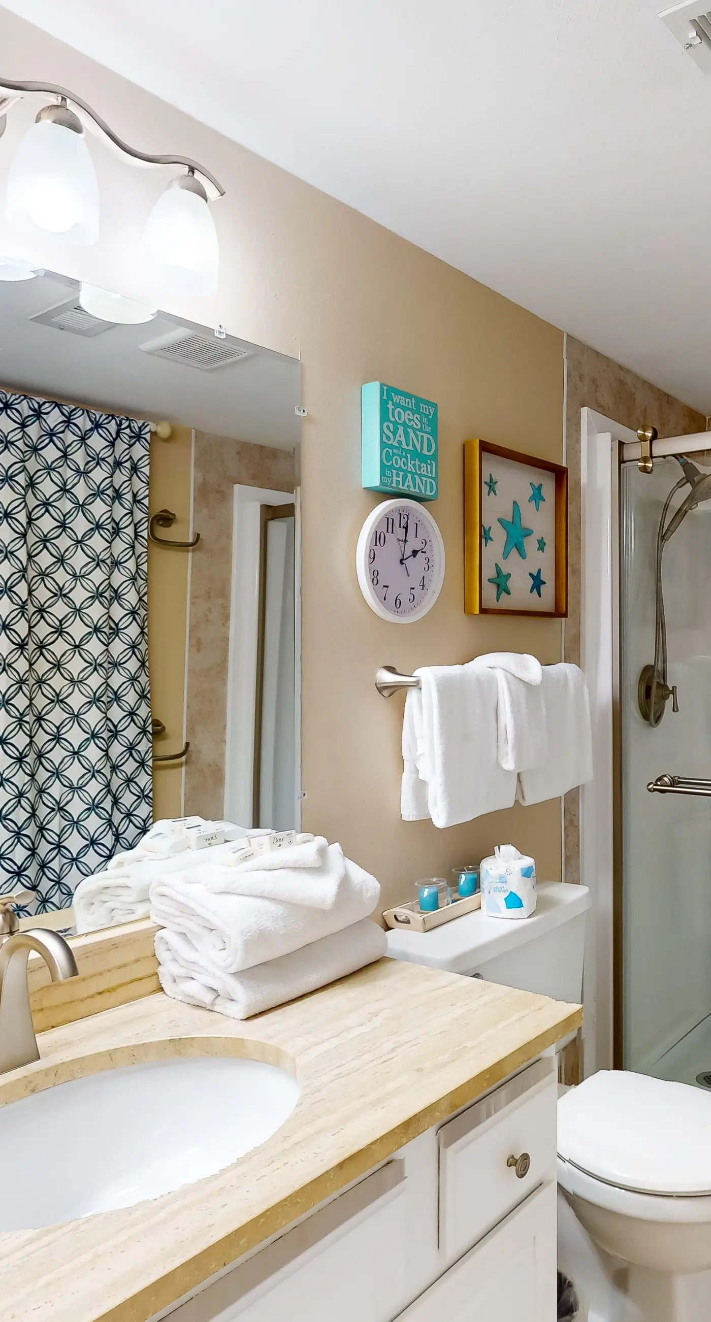 6th-floor condo with pool, central A/C, free WiFi, balcony, & views