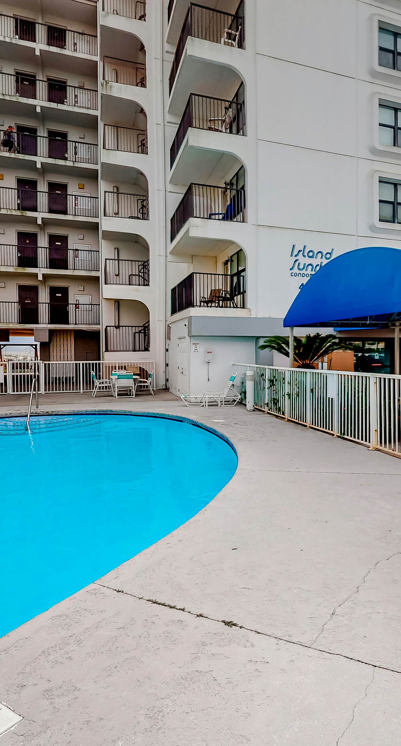 6th-floor condo with pool, central A/C, free WiFi, balcony, & views